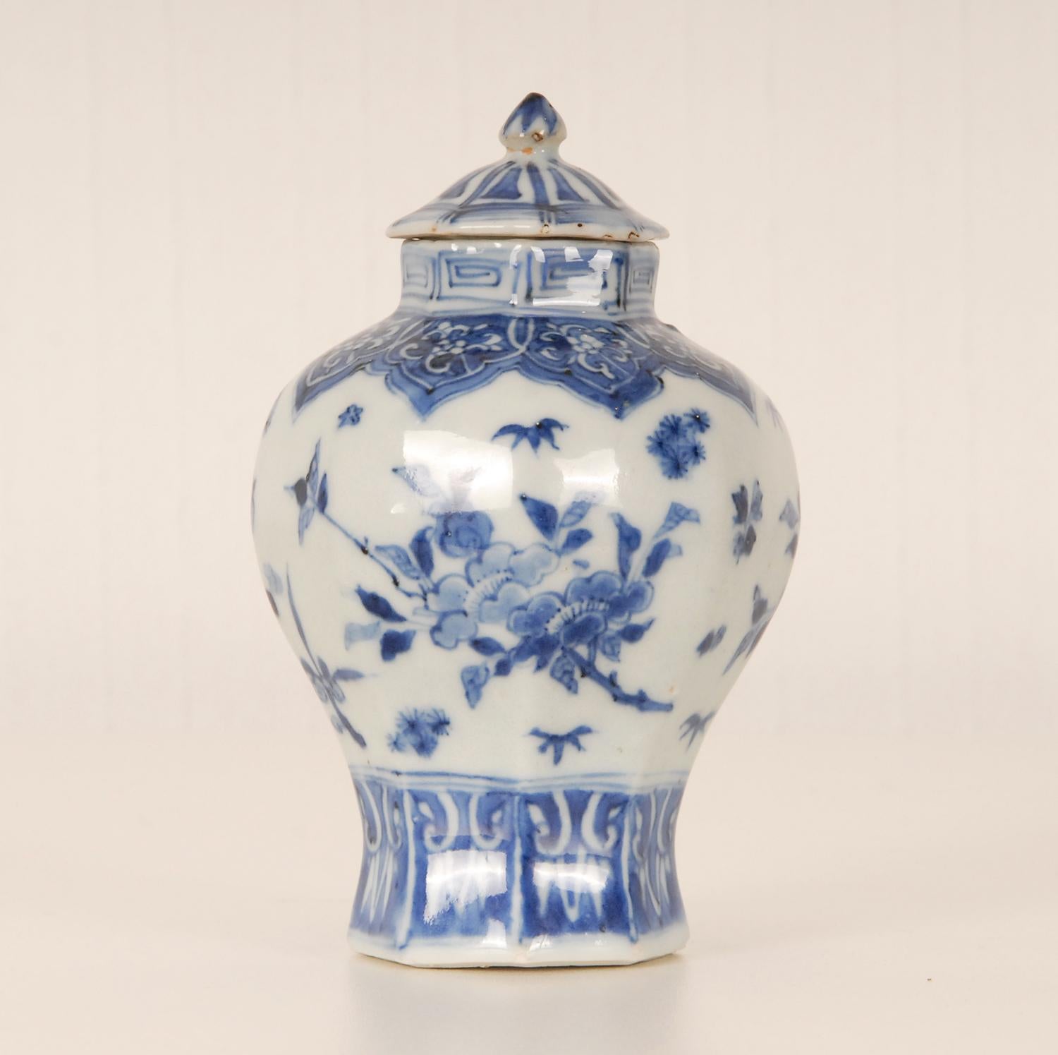 Fait main Vase en céramique de porcelaine chinoise Ming bleu et blanc du 17ème siècle recouvert en vente