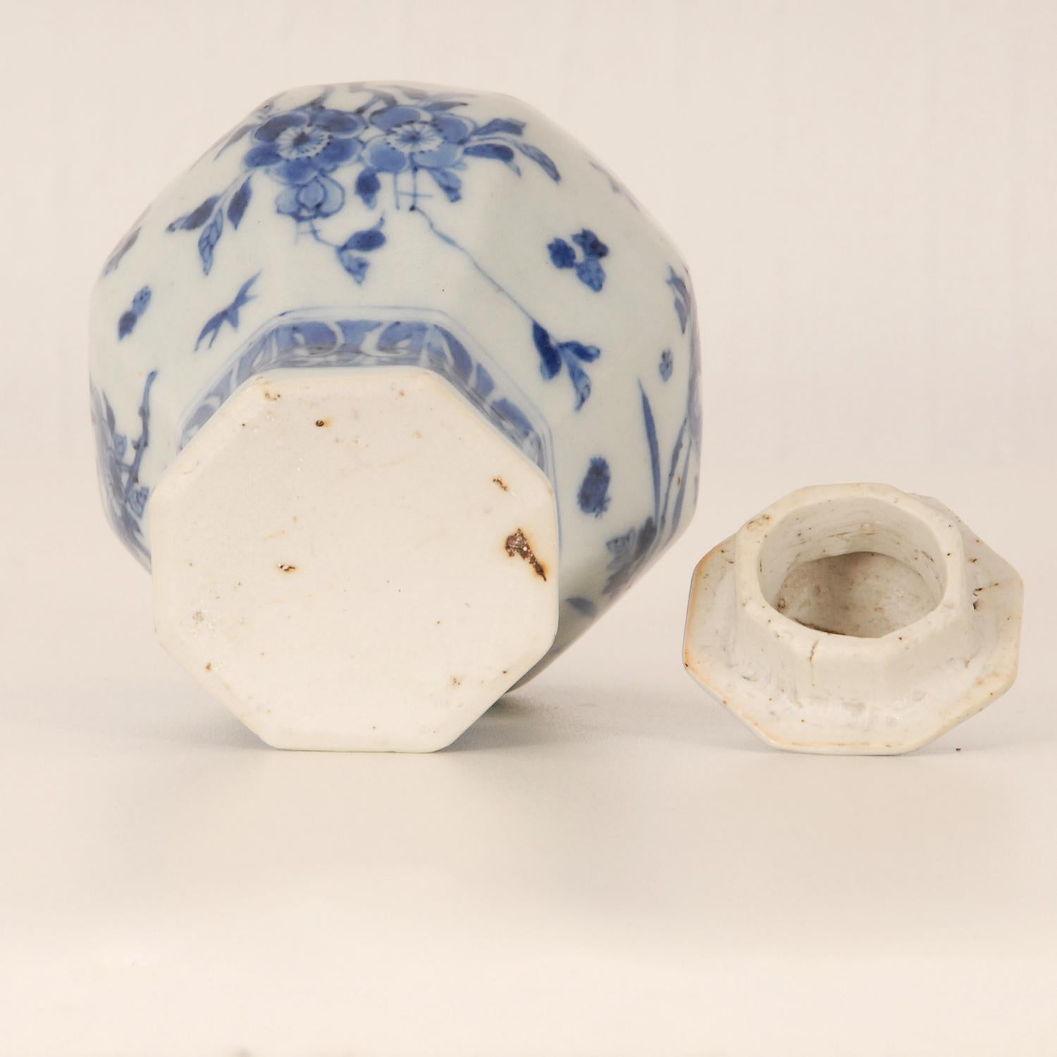 17th century Chinese Ming Porcelain Ceramic Blue and White Vase Covered For Sale 3