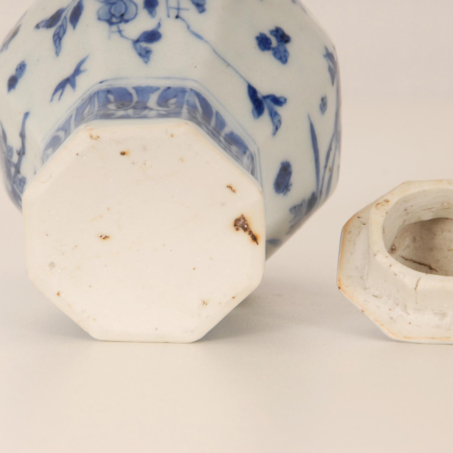 17th century Chinese Ming Porcelain Ceramic Blue and White Vase Covered For Sale 4
