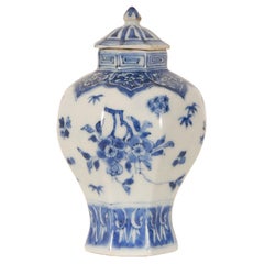 Vase en céramique de porcelaine chinoise Ming bleu et blanc du 17ème siècle recouvert