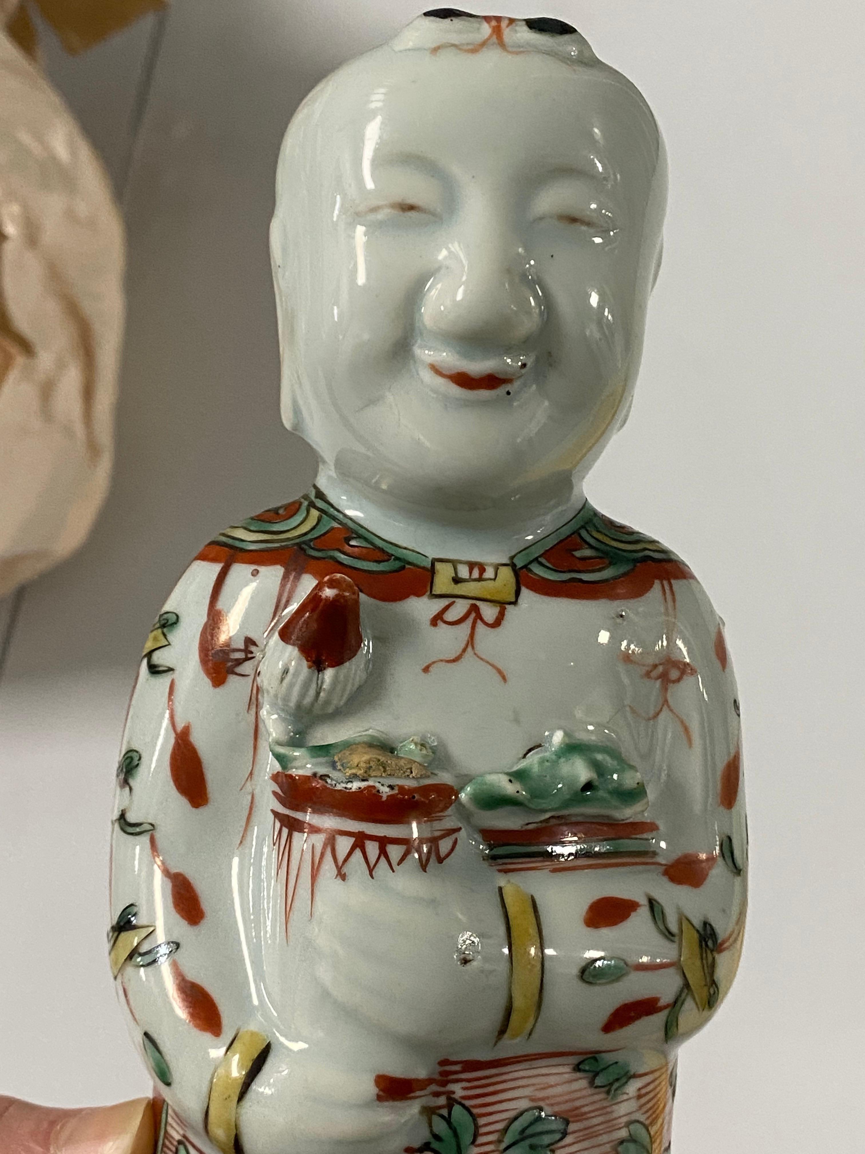 Chinesische Porzellanfigur Ho Boy aus dem 17. Jahrhundert in Wucai/Famille Vert-Glasur im Angebot 10