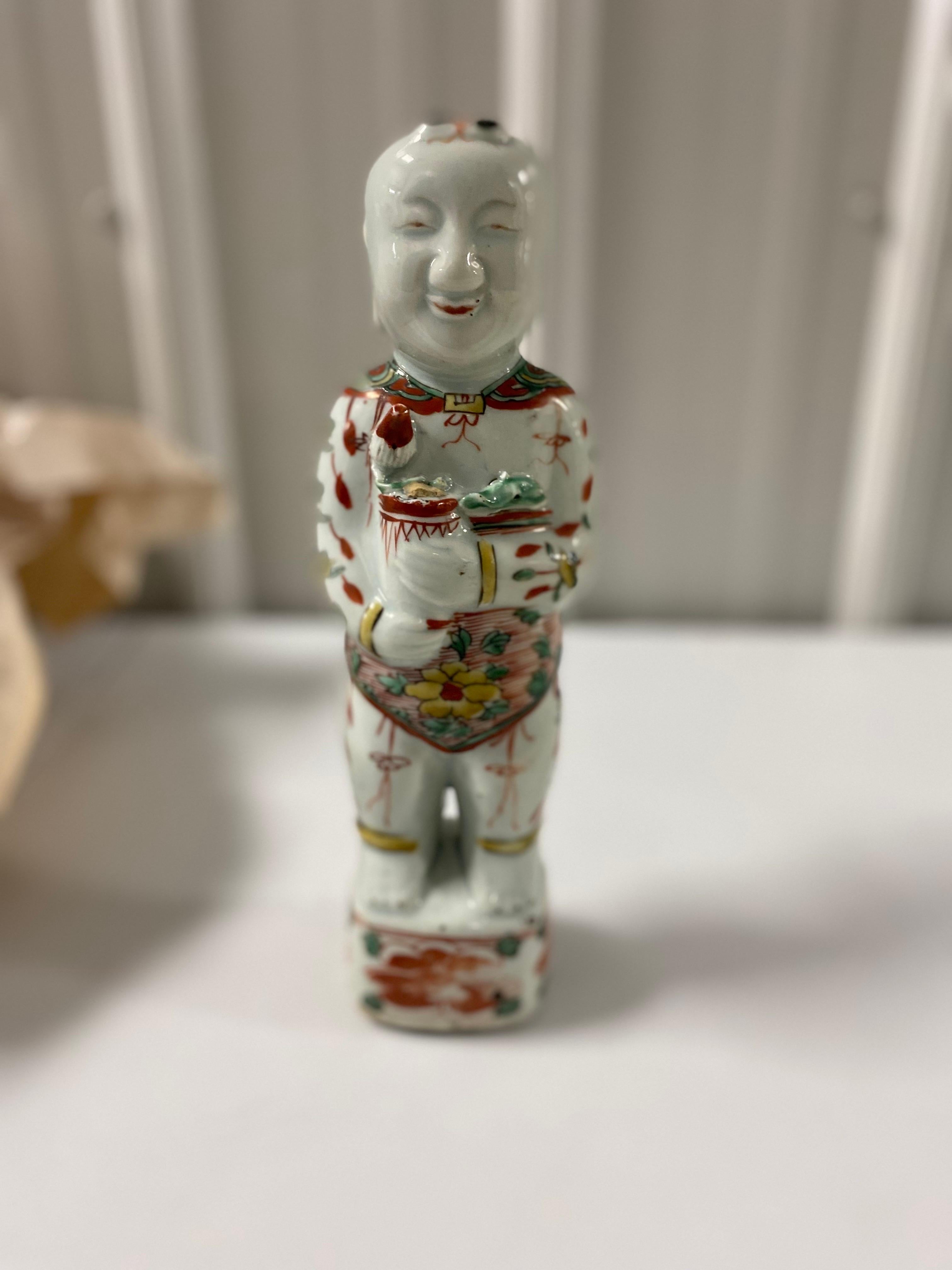 Chinesische Porzellanfigur Ho Boy aus dem 17. Jahrhundert in Wucai/Famille Vert-Glasur im Angebot 15