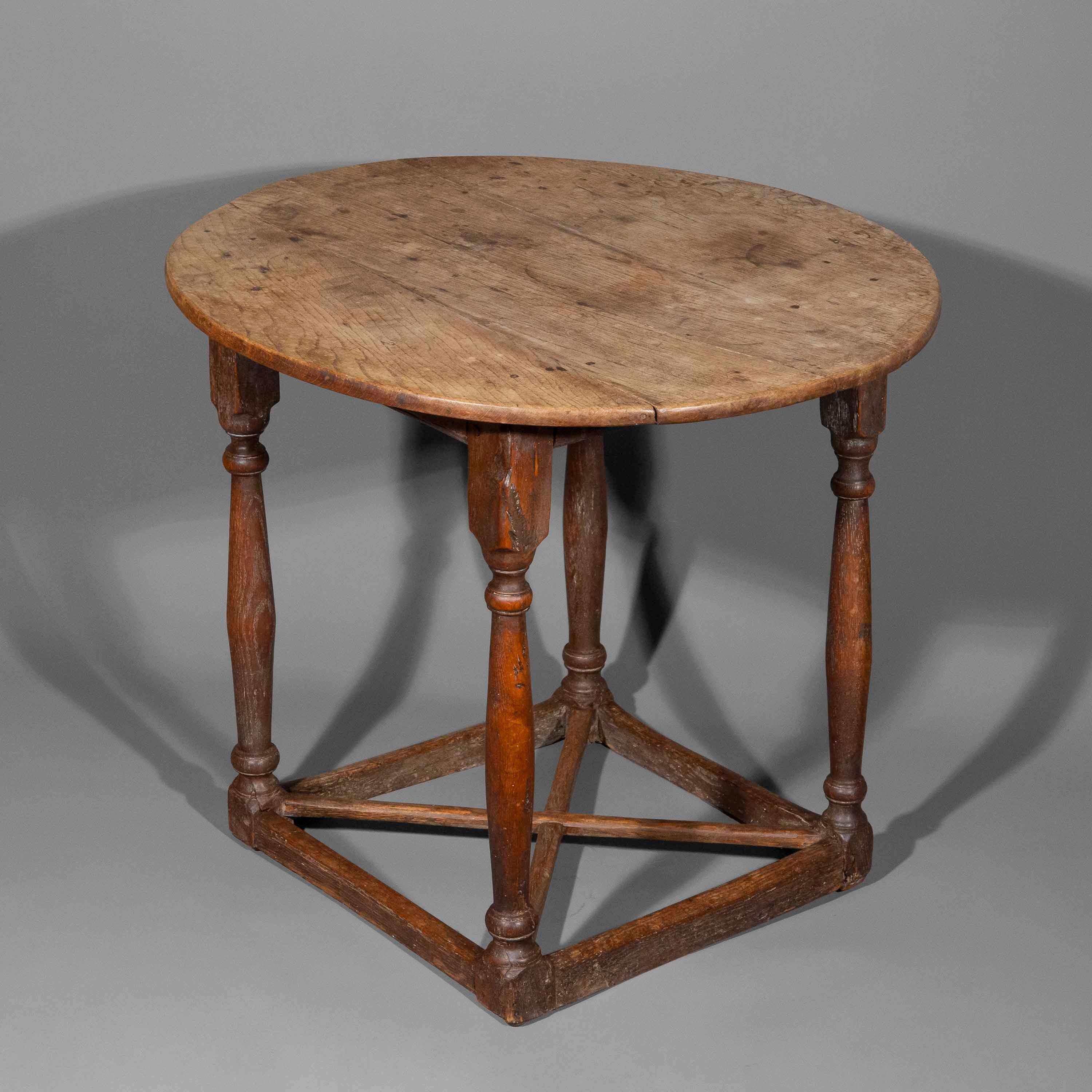 Ein äußerst seltener und ungewöhnlicher Cricket-Tisch aus dem 17. Jahrhundert. England, um 1660.

Warum wir es mögen

Ungewöhnlich auf vier gedrechselten Stützen stehend, verkörpert dieser Tisch die rustikale Eleganz des täglichen Landlebens des 17.