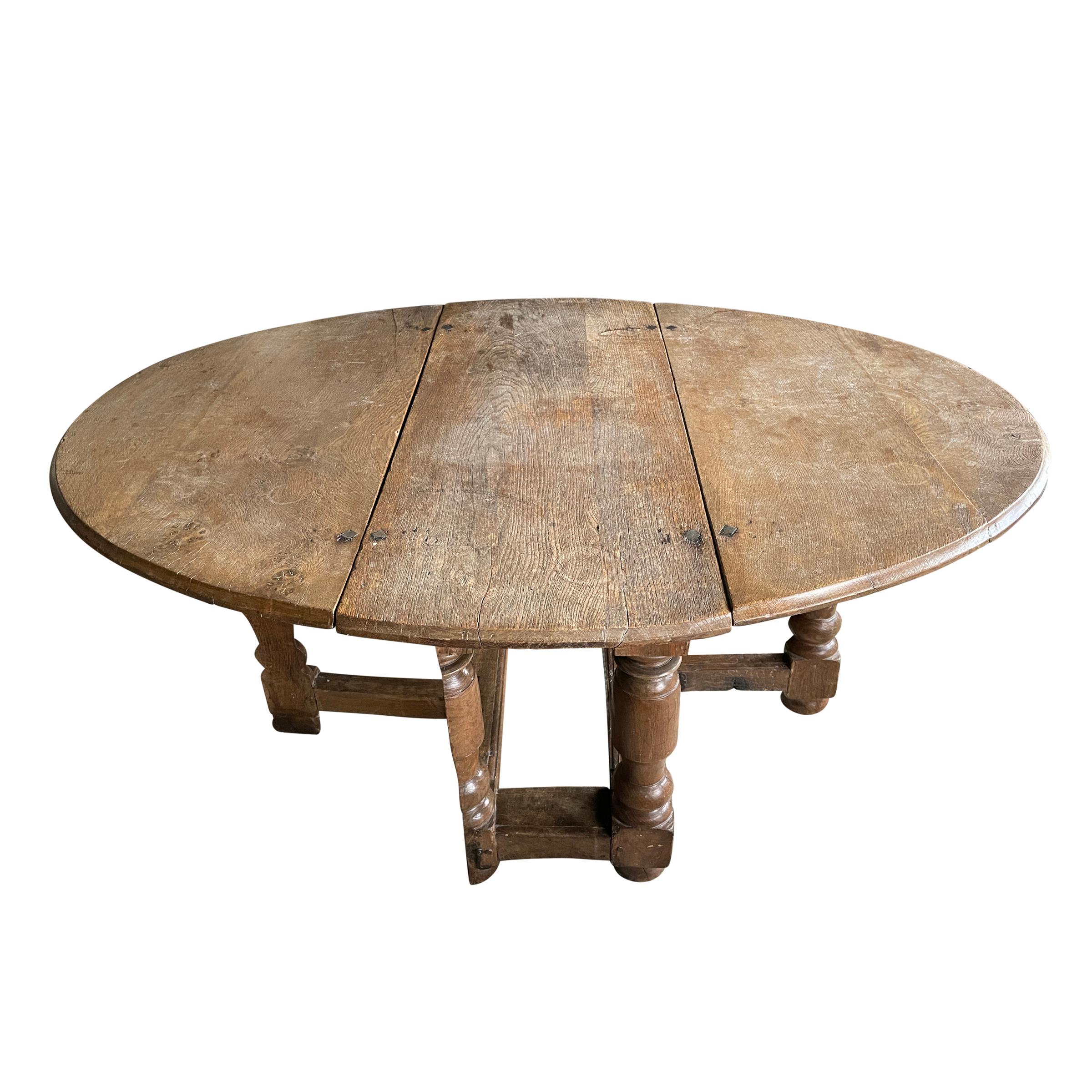 17th Century Danish Baroque Gateleg Table In Good Condition For Sale In Chicago, IL