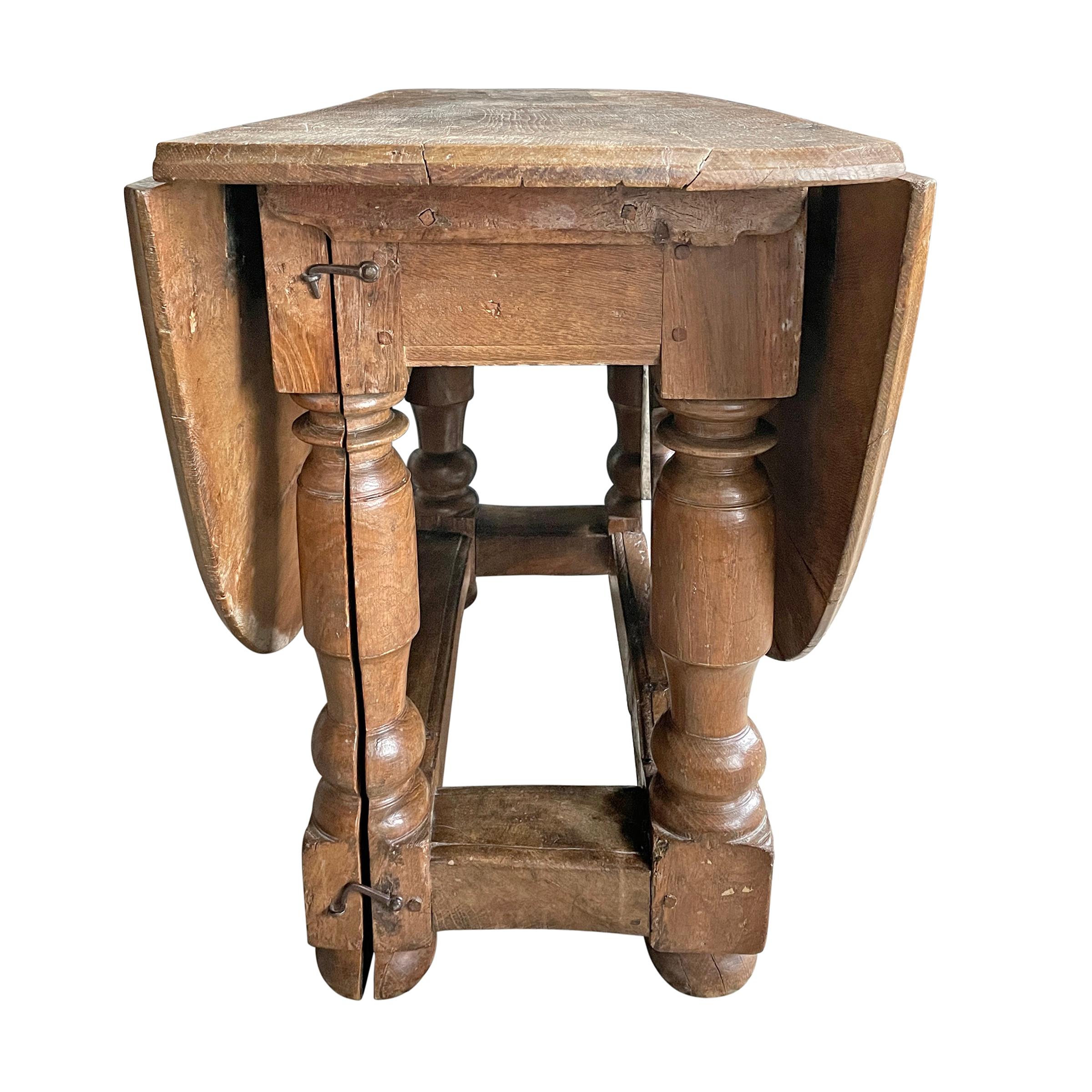 Chêne Table baroque danoise du XVIIe siècle à pieds en forme de porte-à-faux en vente