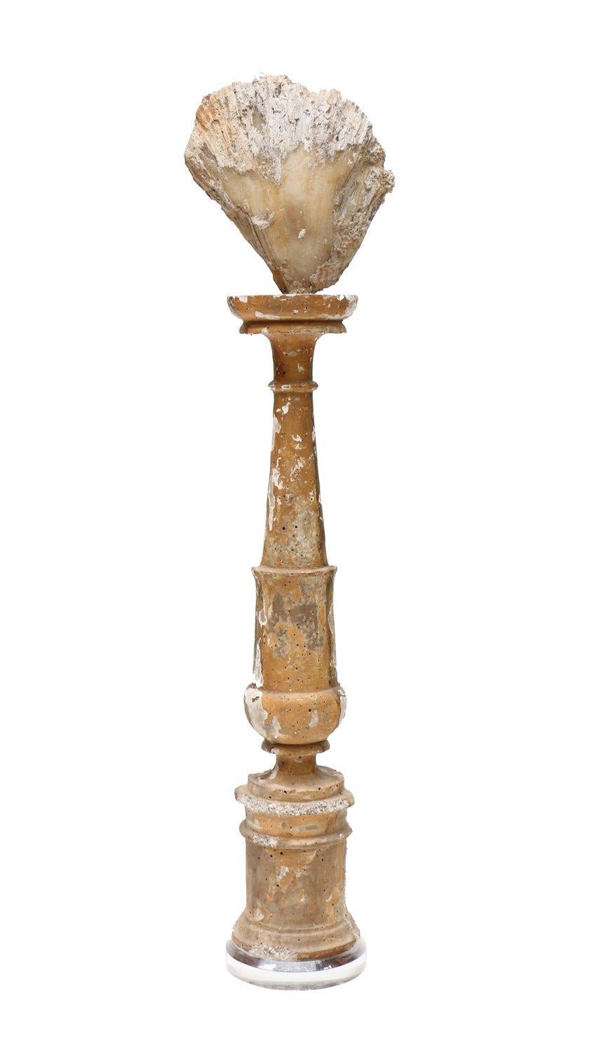 17. Jahrhundert Italienischer Kerzenleuchter mit Fossil Achat Koralle & Perlen auf Lucite im Zustand „Starke Gebrauchsspuren“ im Angebot in Dublin, Dalkey