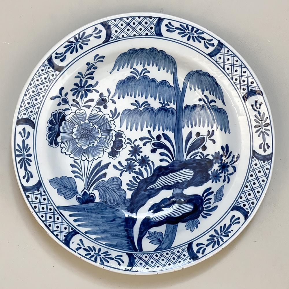 le chargeur bleu et blanc de Delft du 17ème siècle est une interprétation intemporelle des porcelaines japonaises qui étaient si populaires en Europe, reproduites par les maîtres céramistes de la région de Delft en Hollande, et la plupart des