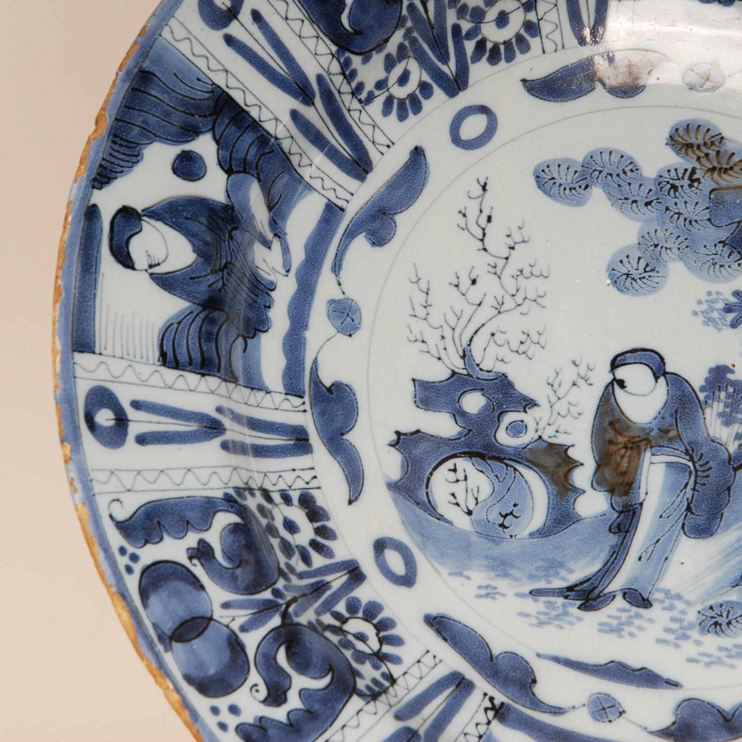 Large 17th Century Delft dish Chinoiserie blue and white Delftware Charger
Material: Delft, earthenware, pottery.
Design: Ming Dynasty, Wanli style, Chinoiserie
Style: Ming, William and Mary - Louis XIV Baroque, Antique, Asian antique,