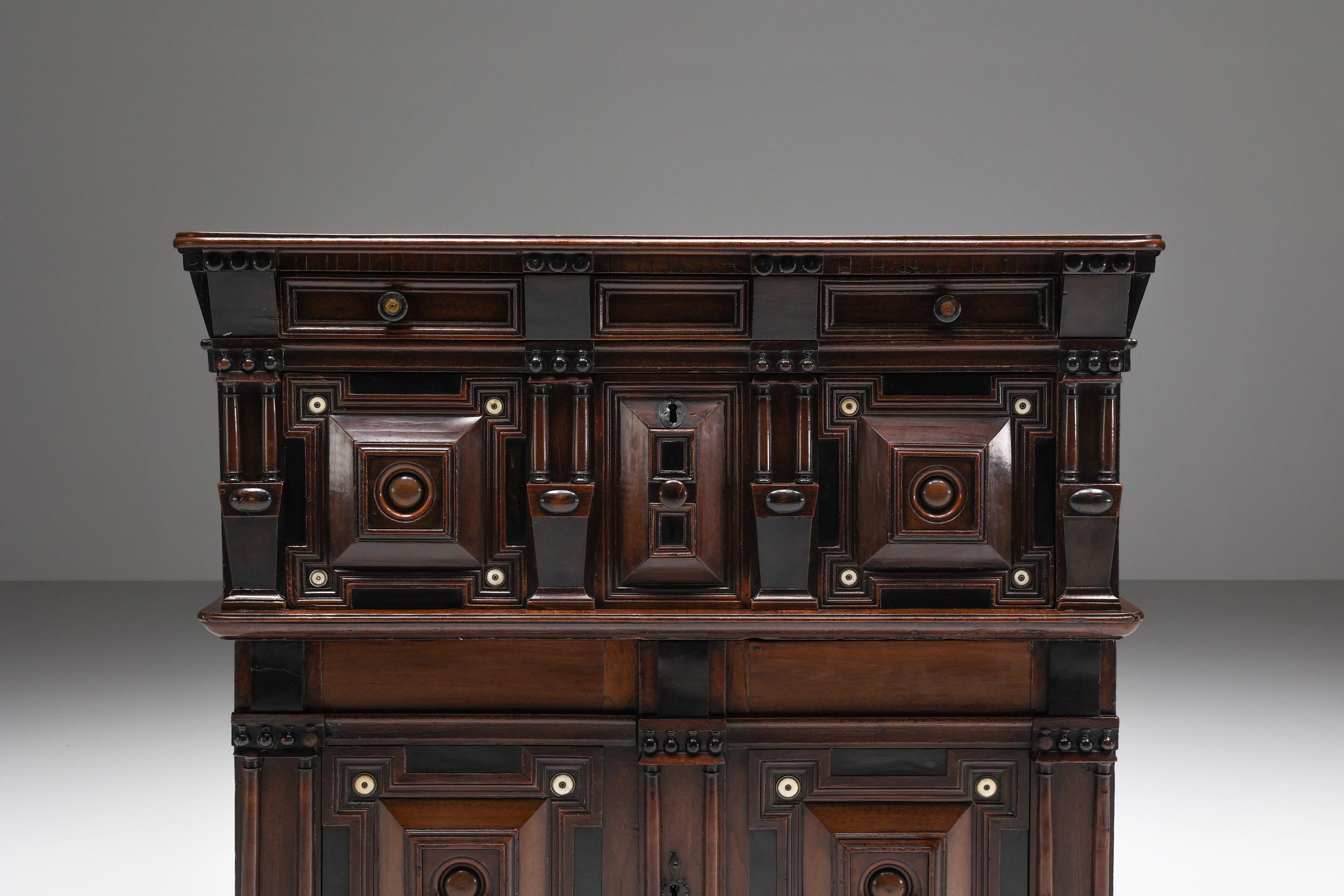 Cabinet d'antiquités néerlandais du 17ème siècle, buffet haut, Pays-Bas, Renaissance Excellent état - En vente à Antwerp, BE