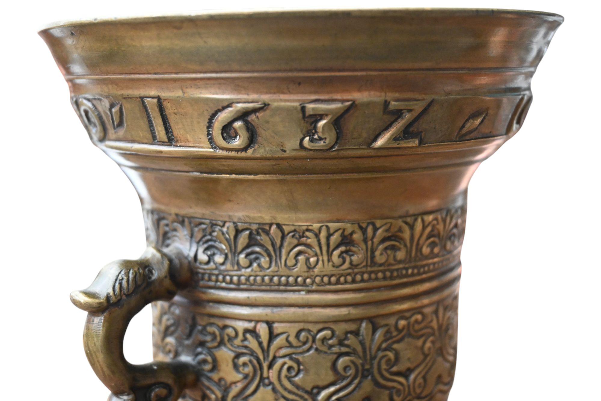 Mortier en bronze hollandais du 17e siècle, daté de 1632 et portant en bordure le texte 