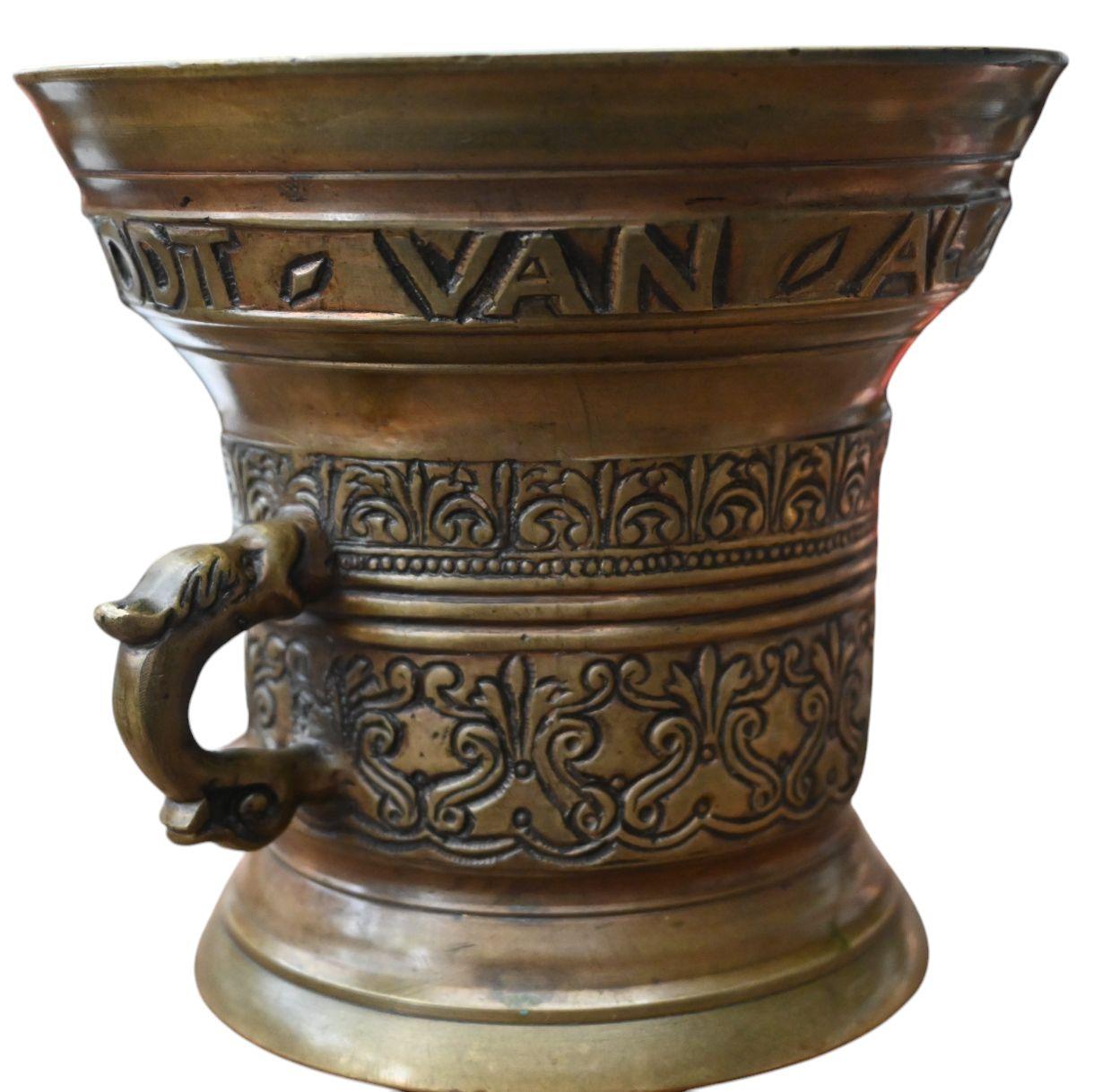 Milieu du XVIIe siècle Mortière de pharmacie hollandaise du 17e siècle en bronze, datée de 1632 en vente