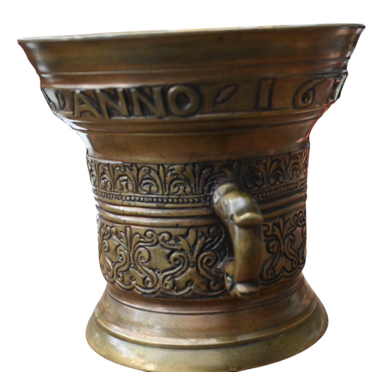 Bronze Mortière de pharmacie hollandaise du 17e siècle en bronze, datée de 1632 en vente