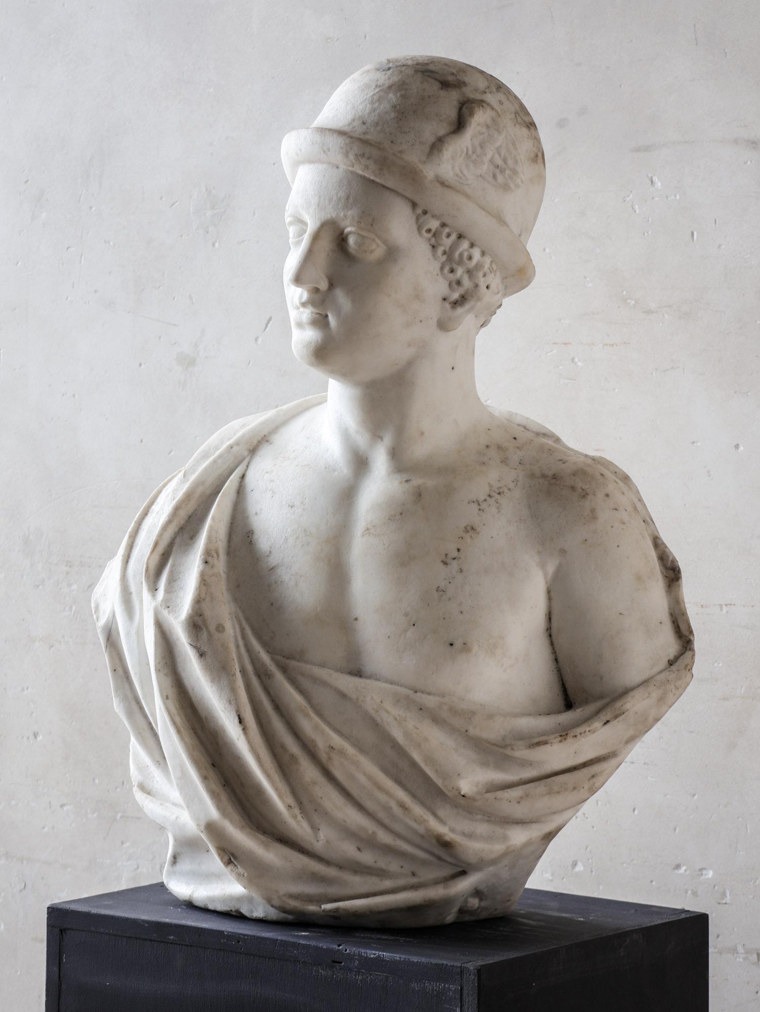 Fino al XVIII secolo Busto di Mercurio olandese del XVII secolo in marmo bianco di Carrara in vendita