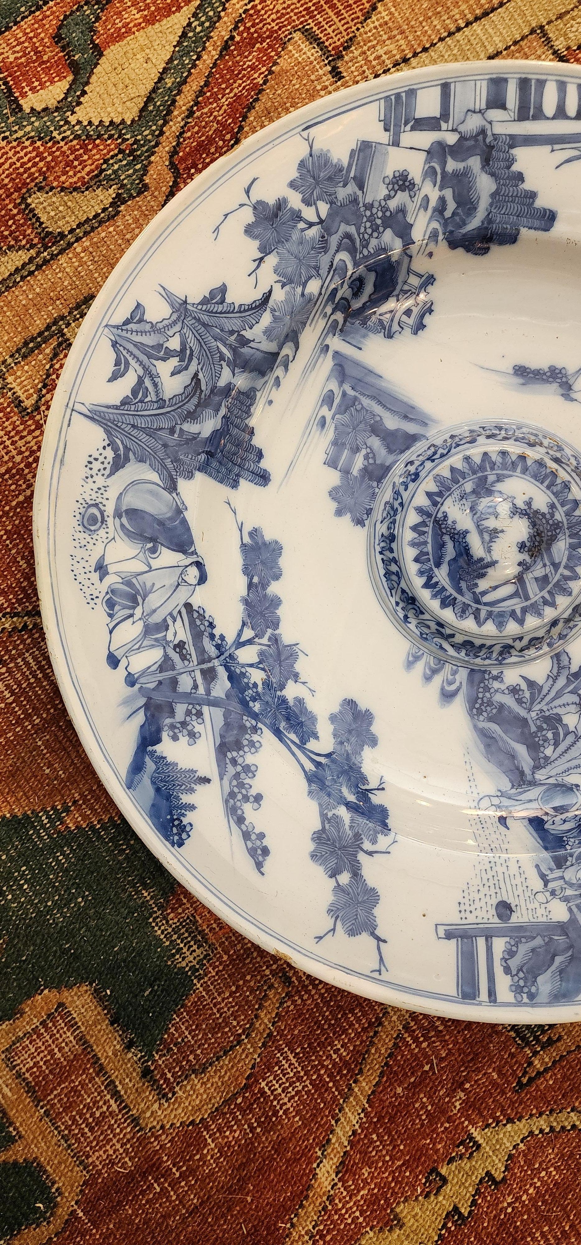Seltene große Rosenwasserschale aus Delft, Samuel van Eenhoorn zugeschrieben, um 1675-1680. Eine ähnliche Schale, jetzt im Museum Fine  Arts, Boston, ist abgebildet in Aronson, Dutch Delftware, The Dr. Gunther Grethe Collection (2004), S. 58.