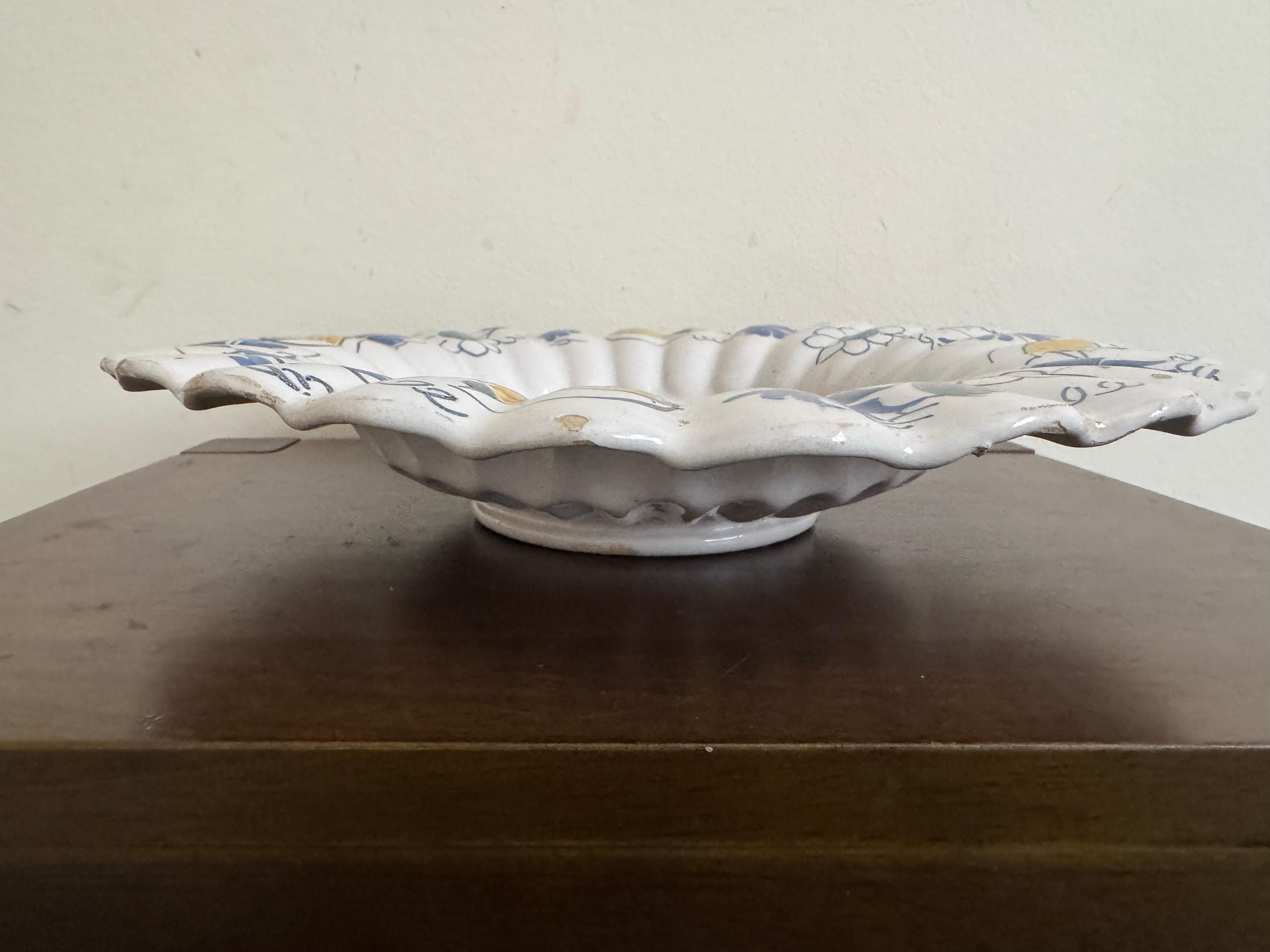 Plat à lobes Delft hollandais du 17e siècle en vente 7
