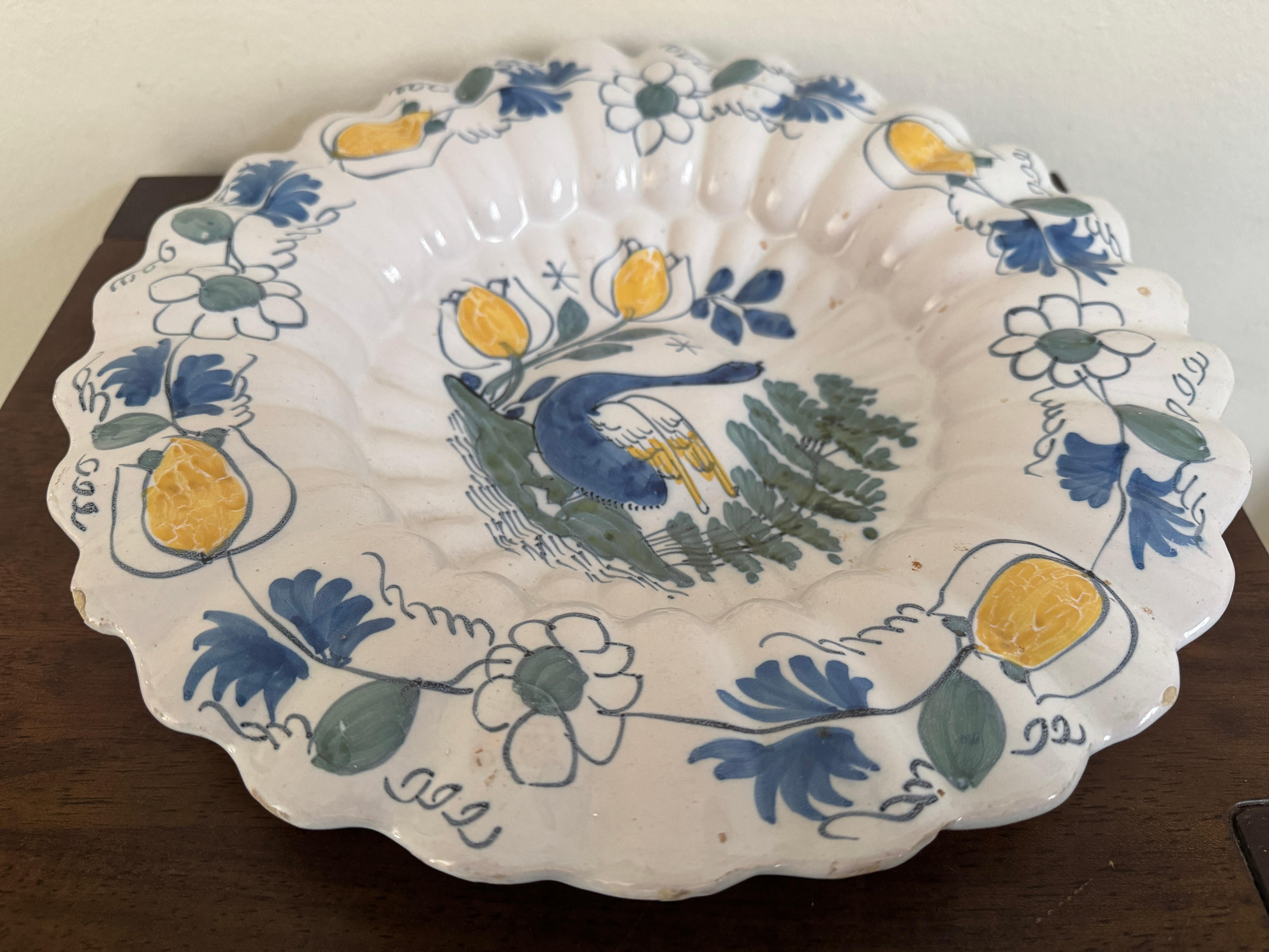 Plat à lobes Delft hollandais du 17e siècle, avec image polychrome d'un cygne entouré de tulipes  et d'autres fleurs et feuilles, avec la marque du fabricant à la base.    