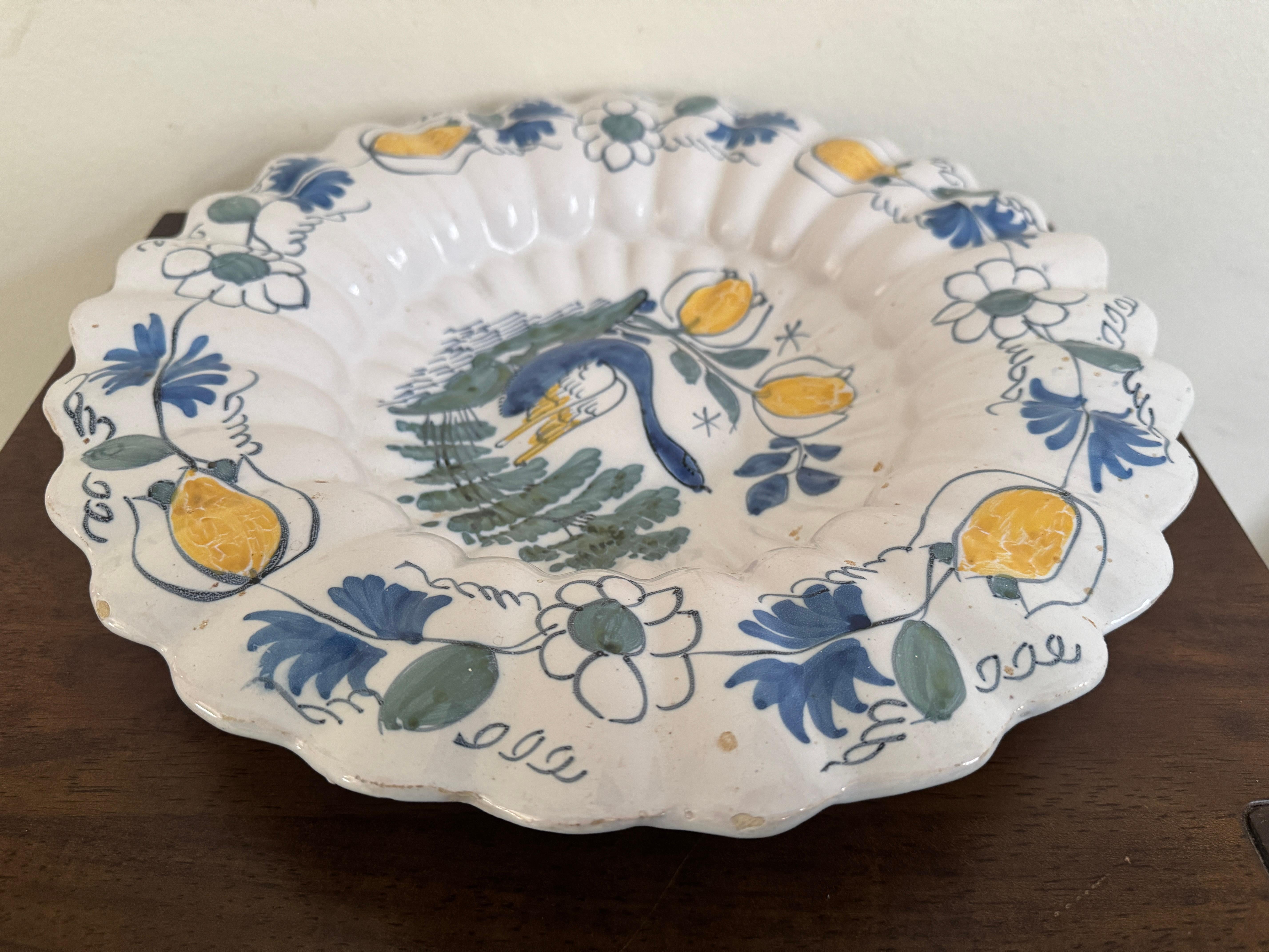 Fait main Plat à lobes Delft hollandais du 17e siècle en vente