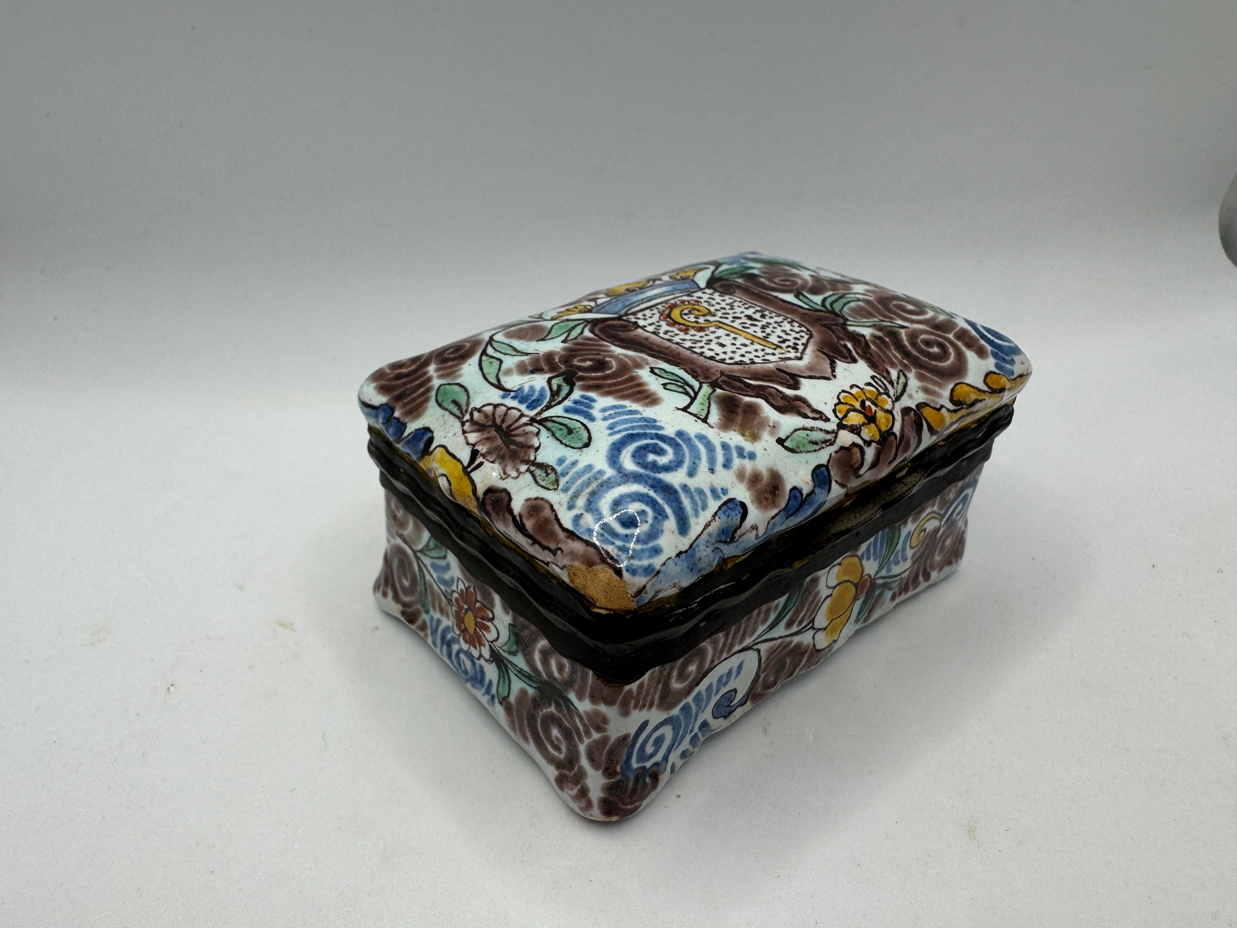 17. Jahrhundert Dutch Delft Schnupftabak / Patch Box, dekoriert Rollen Blumen und eine mögliche Szene der Geburt Christi. Der Sockel ist weiß mit Krone und Herstellerzeichen. 
