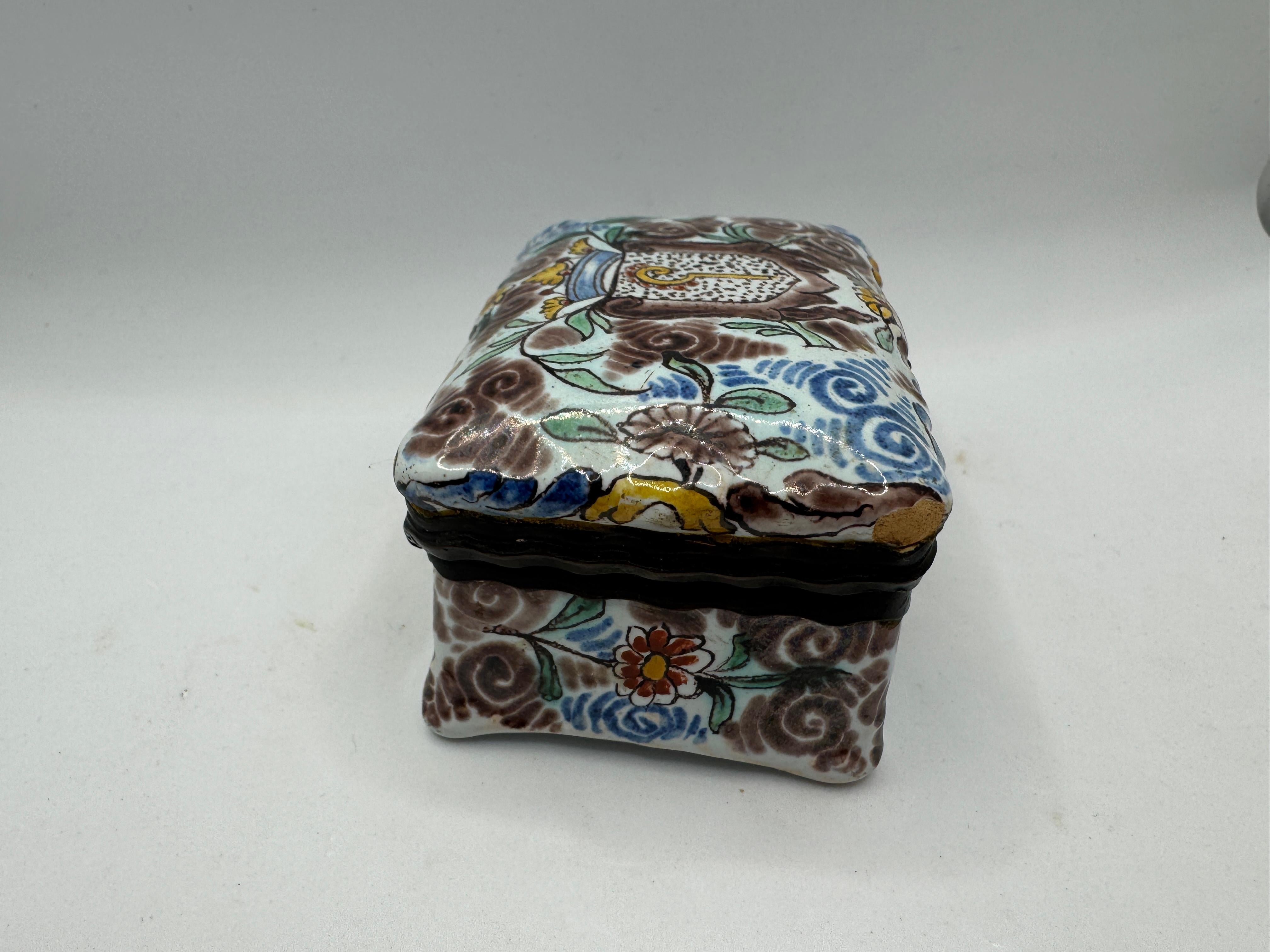 Niederländische Delft Schnupftabakdose aus dem 17. (Handgefertigt) im Angebot