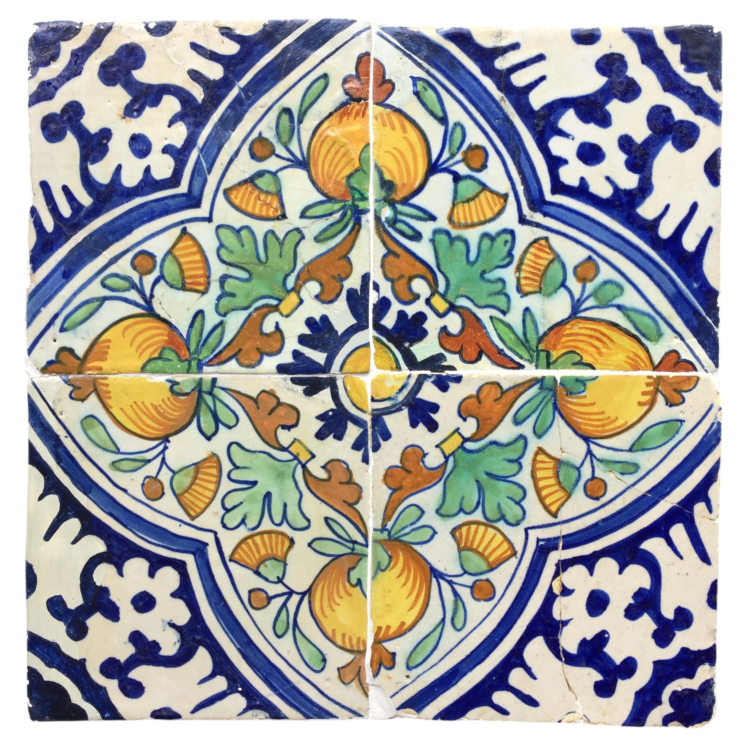 Panneau de carreaux de Delft hollandais du 17e siècle avec des grenades, composé de quatre carreaux.