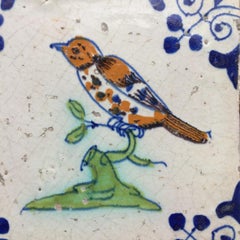 Carreau de Delft néerlandais du XVIIe siècle, orné d'un oiseau
