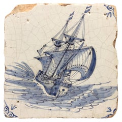 Mattonella Delft olandese del XVII secolo con decorazione di una nave VOC in tempesta
