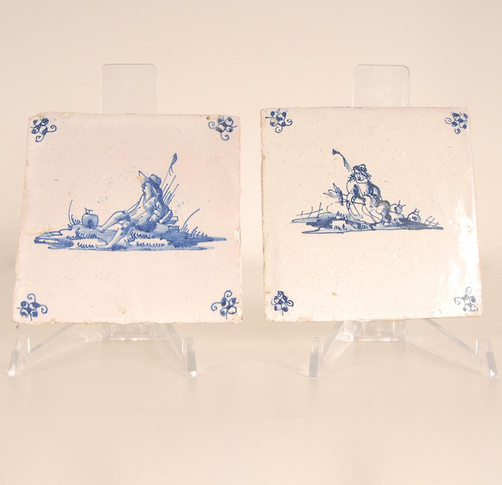 2 carreaux hollandais de Delft bleu et blanc
Représentation de personnages dans un paysage
Origine : Pays-Bas, seconde moitié du XVIIe siècle
Condit : Bon non collé

Le Delftware ou poterie de Delft est également connu sous le nom de Delft Blue.
La