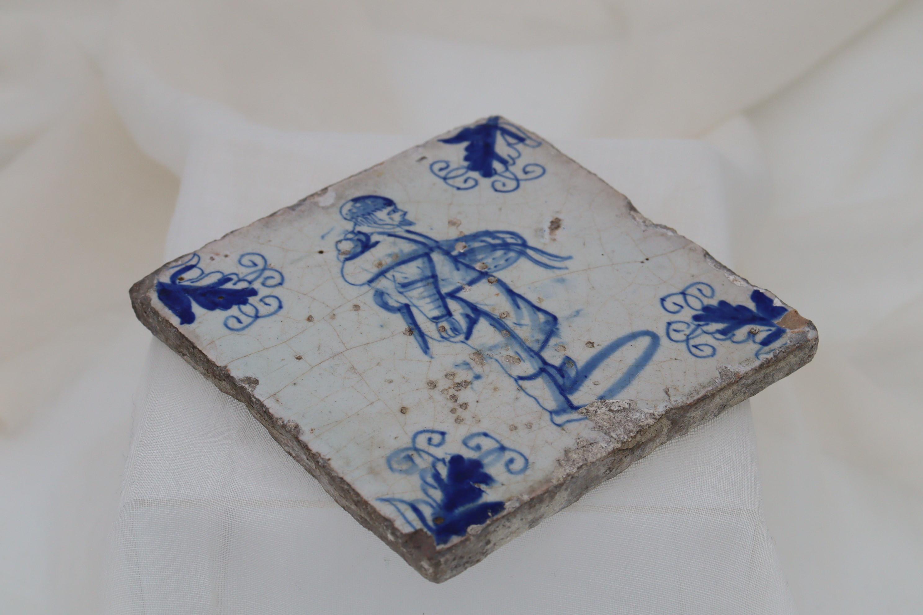 Baroque 17th Century Dutch hand painted delft tile For Sale
