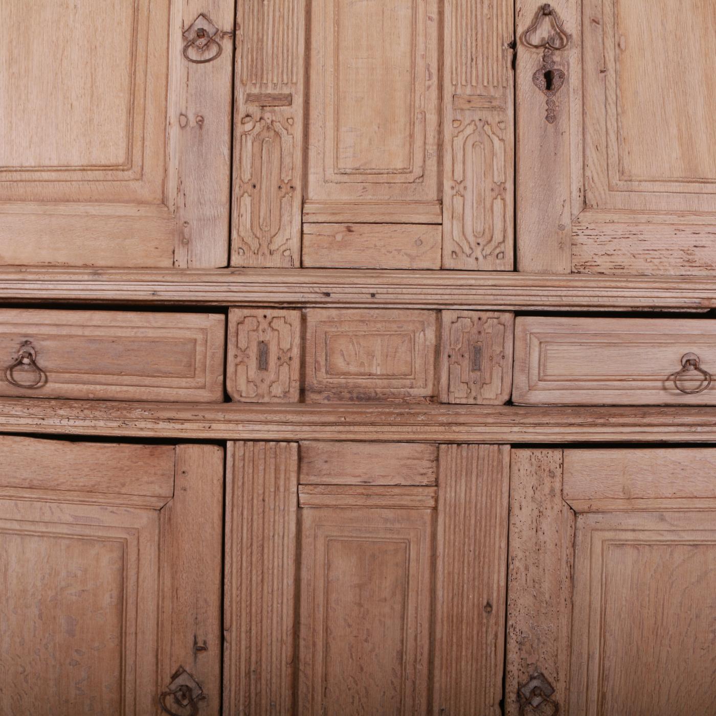 Néerlandais Armoire à linge hollandaise du 17e siècle en vente