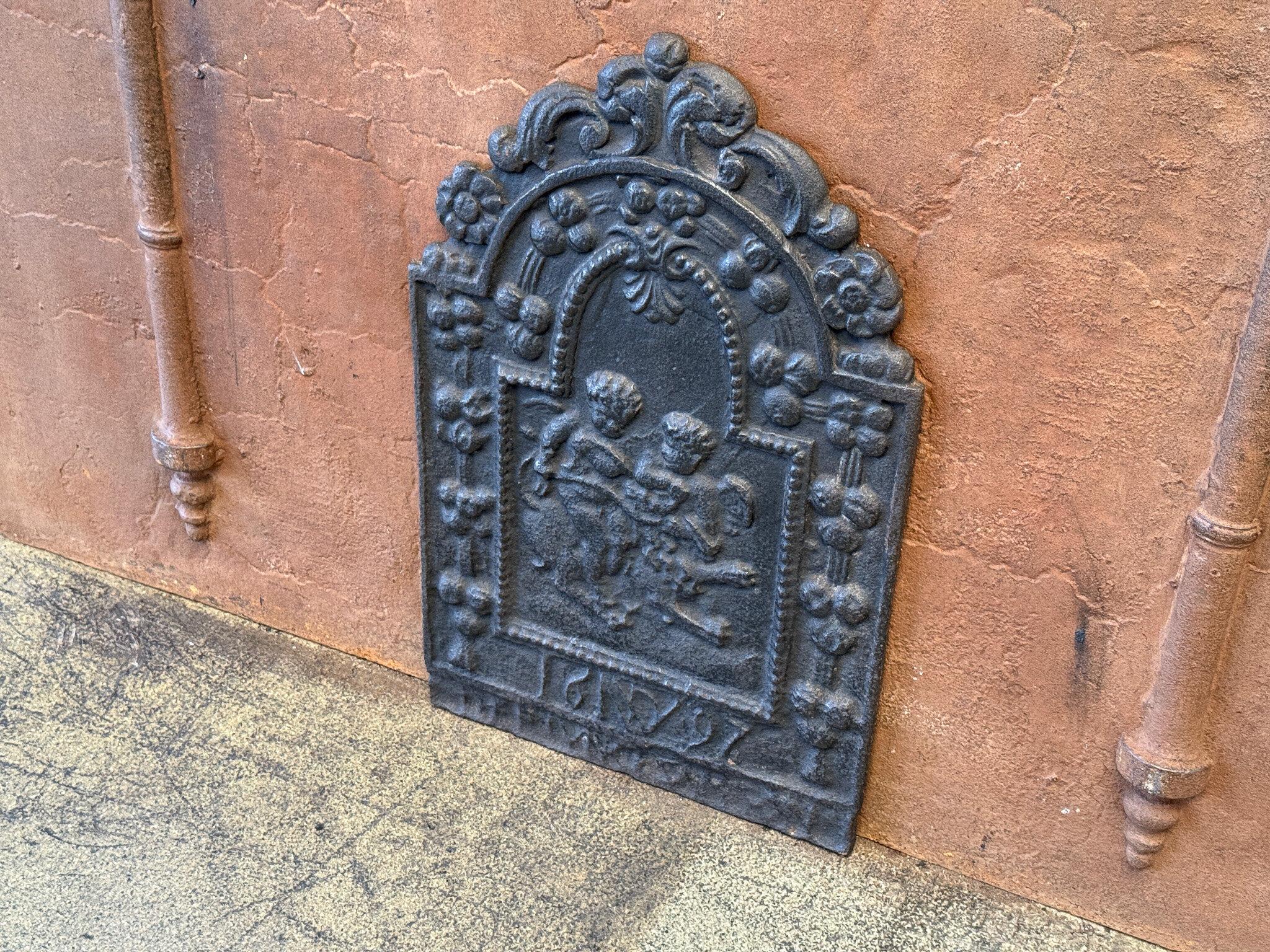 17th Century Dutch Louis XIV 'Cupids' Fireback In Good Condition For Sale In Amerongen, Amerongen