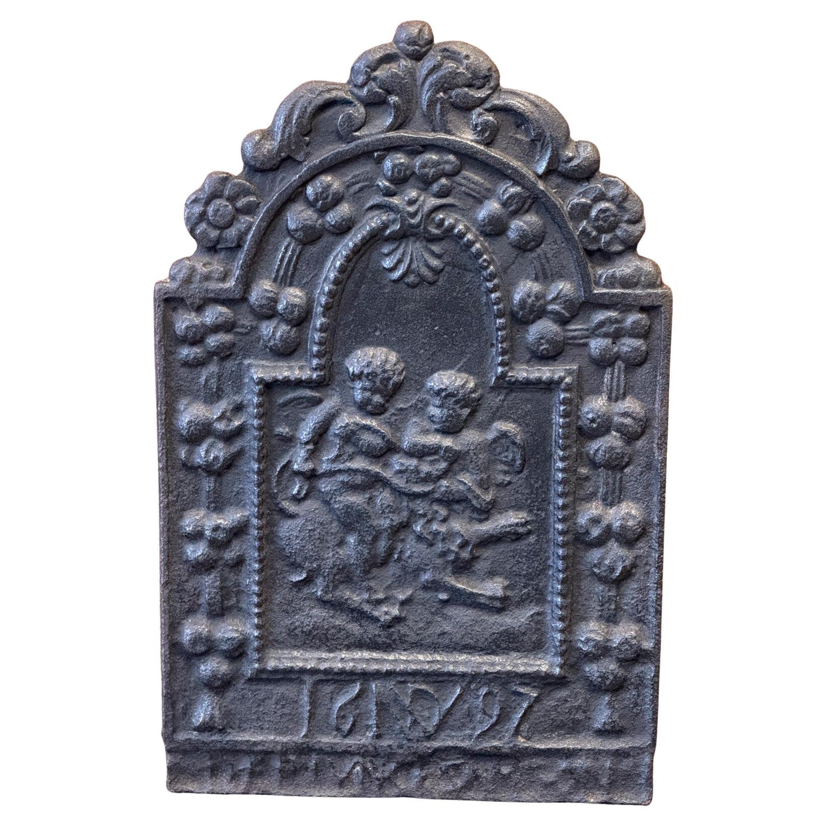 17th Century Dutch Louis XIV 'Cupids' Fireback For Sale