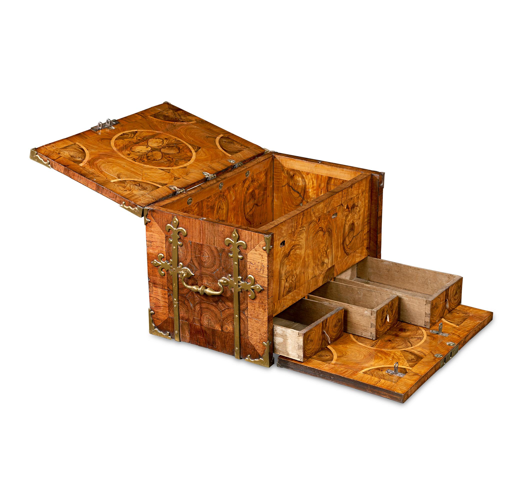 Caja fuerte marítima
Hacia 1670

Este Coffre Fort, o caja fuerte, del siglo XVII, es un tesoro marítimo excepcional. A pesar de los naufragios, las tormentas y los estragos del tiempo -sobre todo el deterioro que a menudo amenaza a las antigüedades