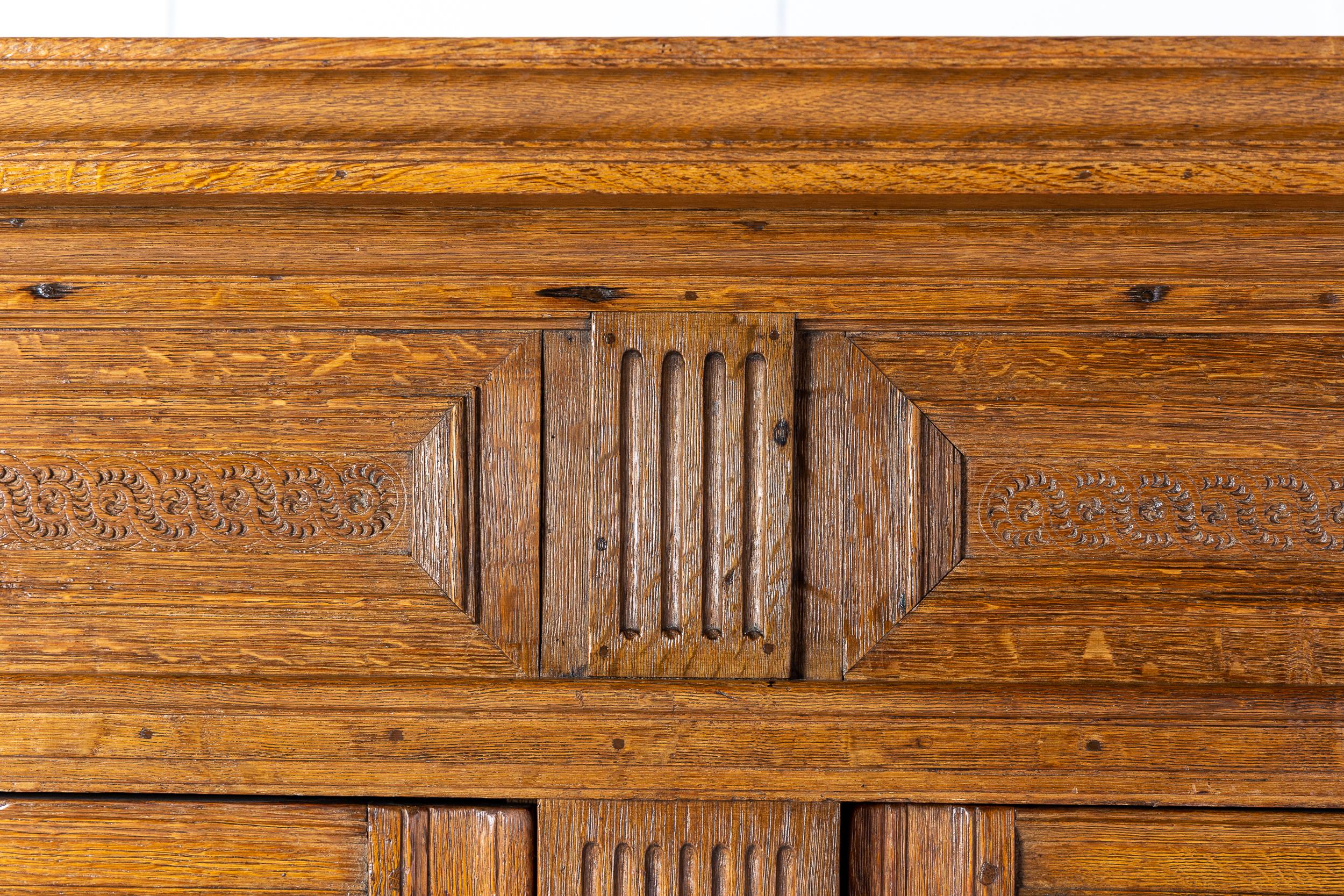 XVIIIe siècle et antérieur Cabinet en chêne hollandais du 17e siècle en vente
