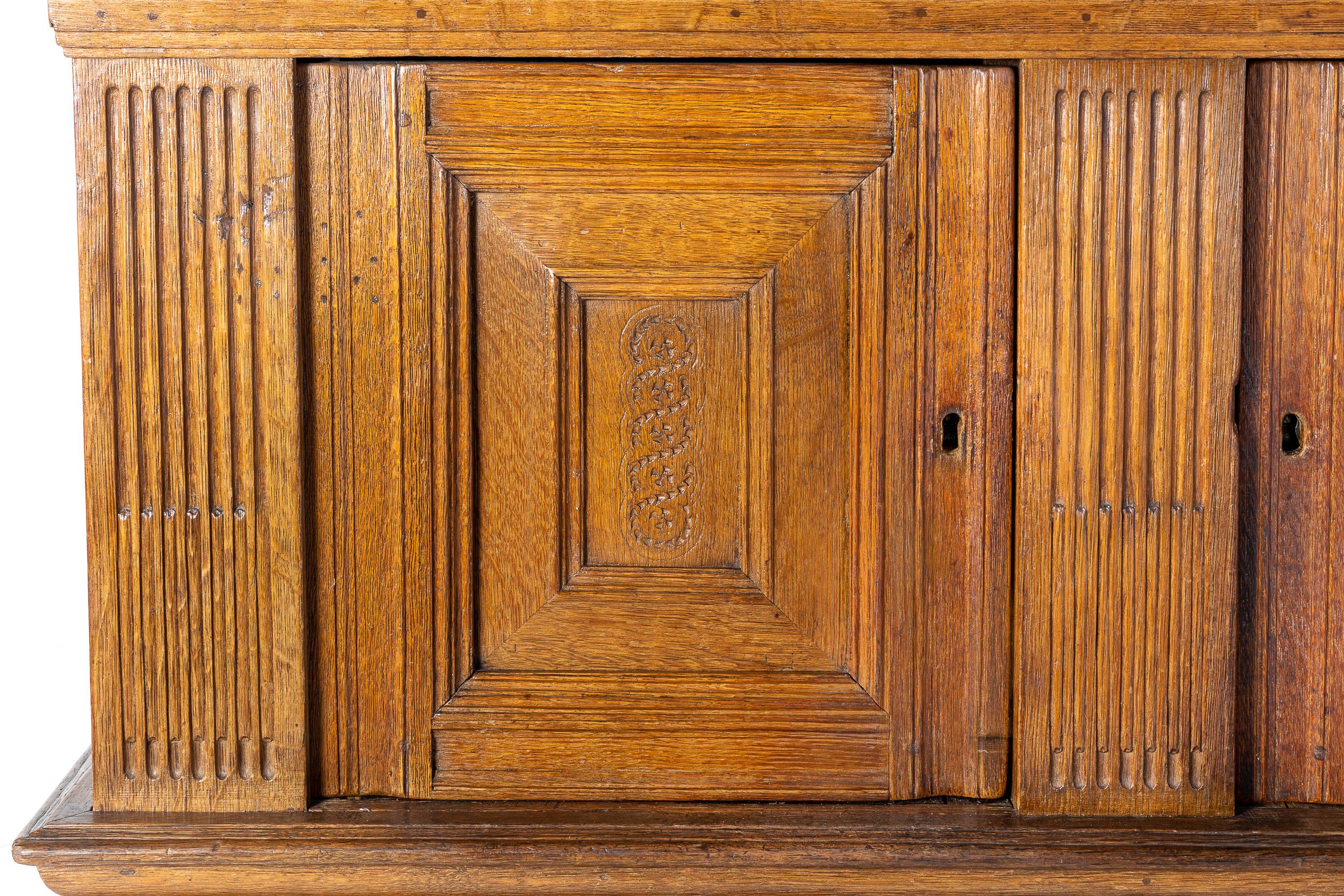 Cabinet en chêne hollandais du 17e siècle en vente 1