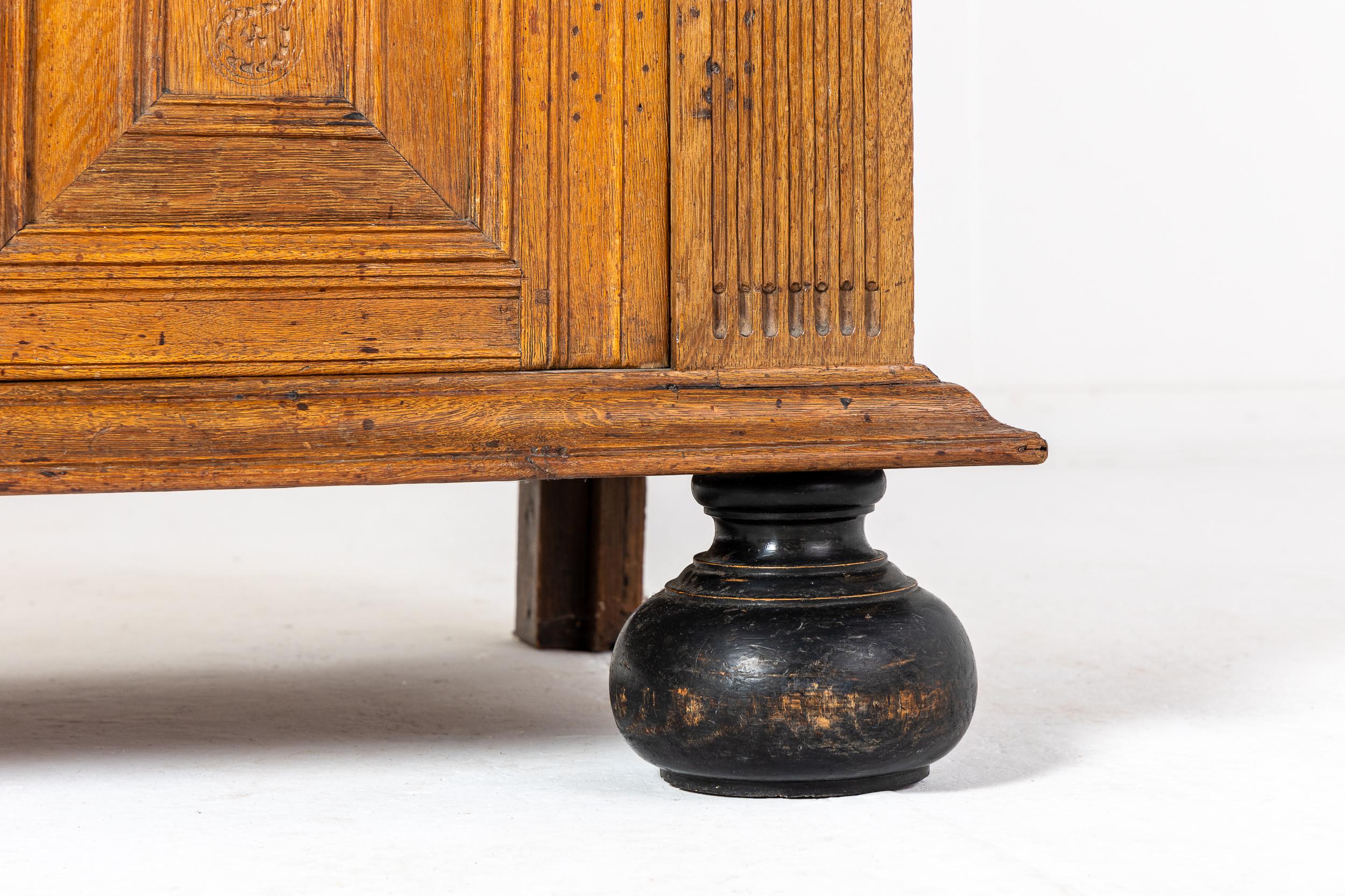 Cabinet en chêne hollandais du 17e siècle en vente 2