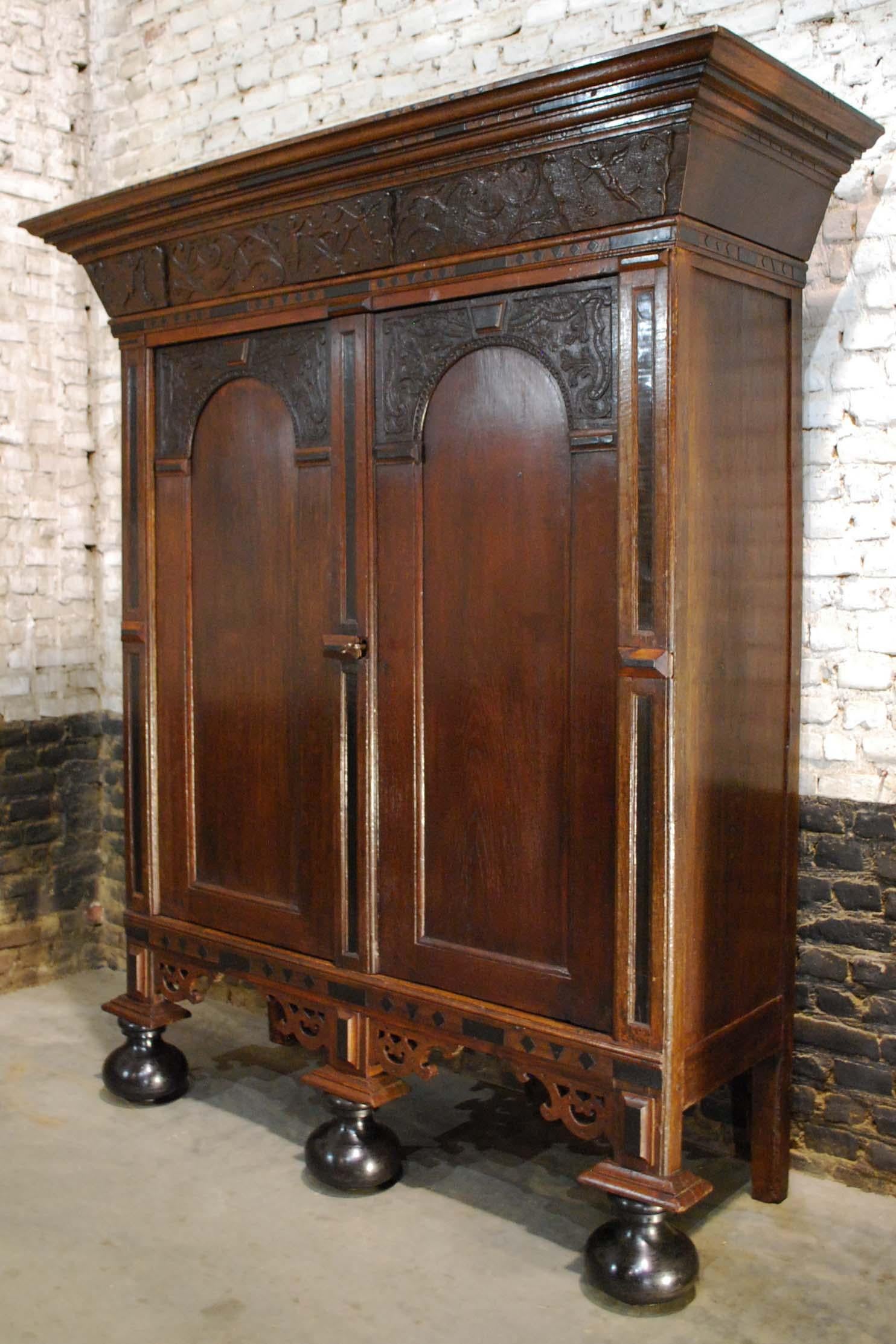 Belle et rare armoire à deux portes de la Renaissance hollandaise. Ce cabinet est issu d'une époque de l'histoire néerlandaise que l'on appelle 