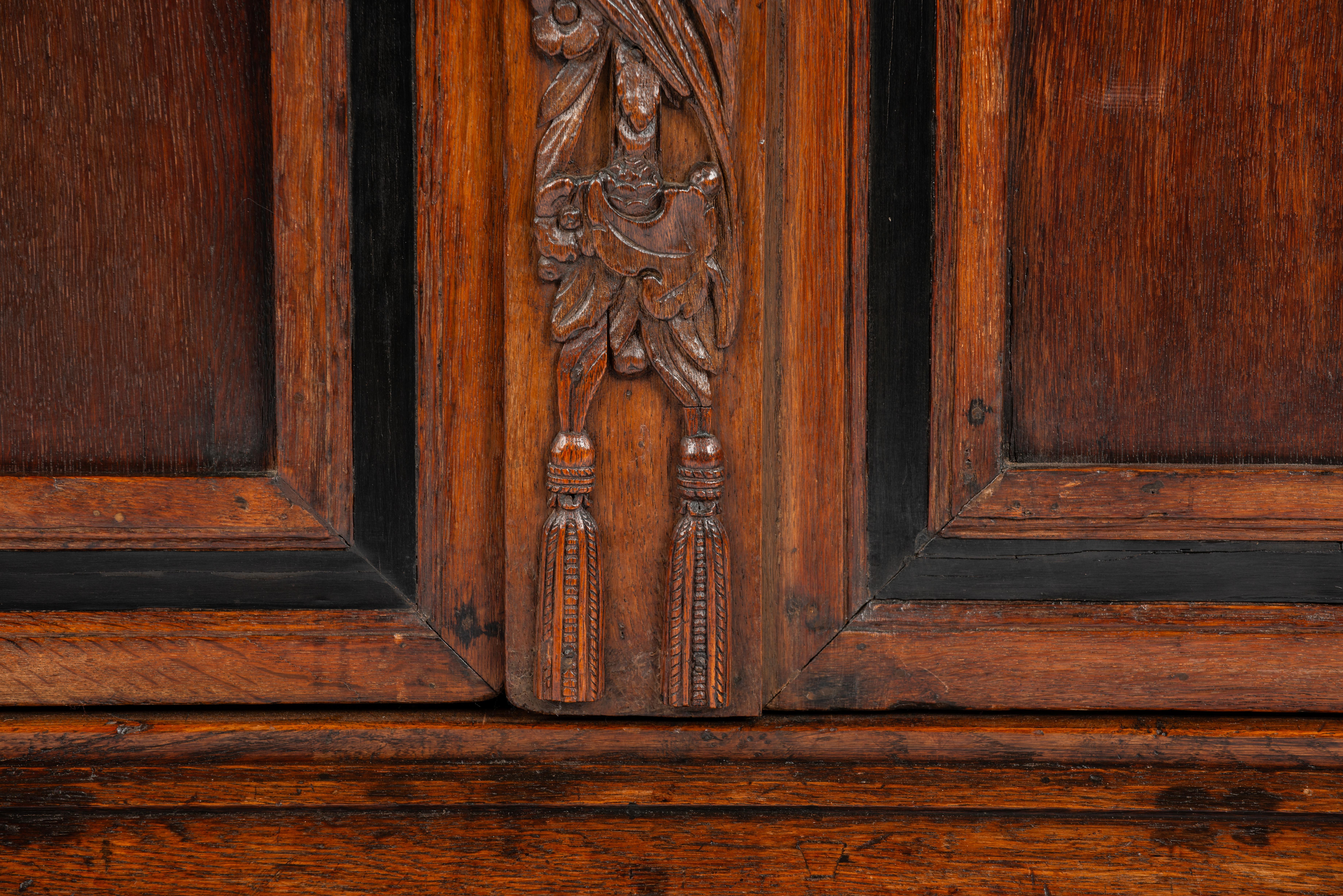 Niederländischer zweitüriger Portalschrank aus der Renaissance des 17. Jahrhunderts mit exotischen Schnitzereien im Angebot 6