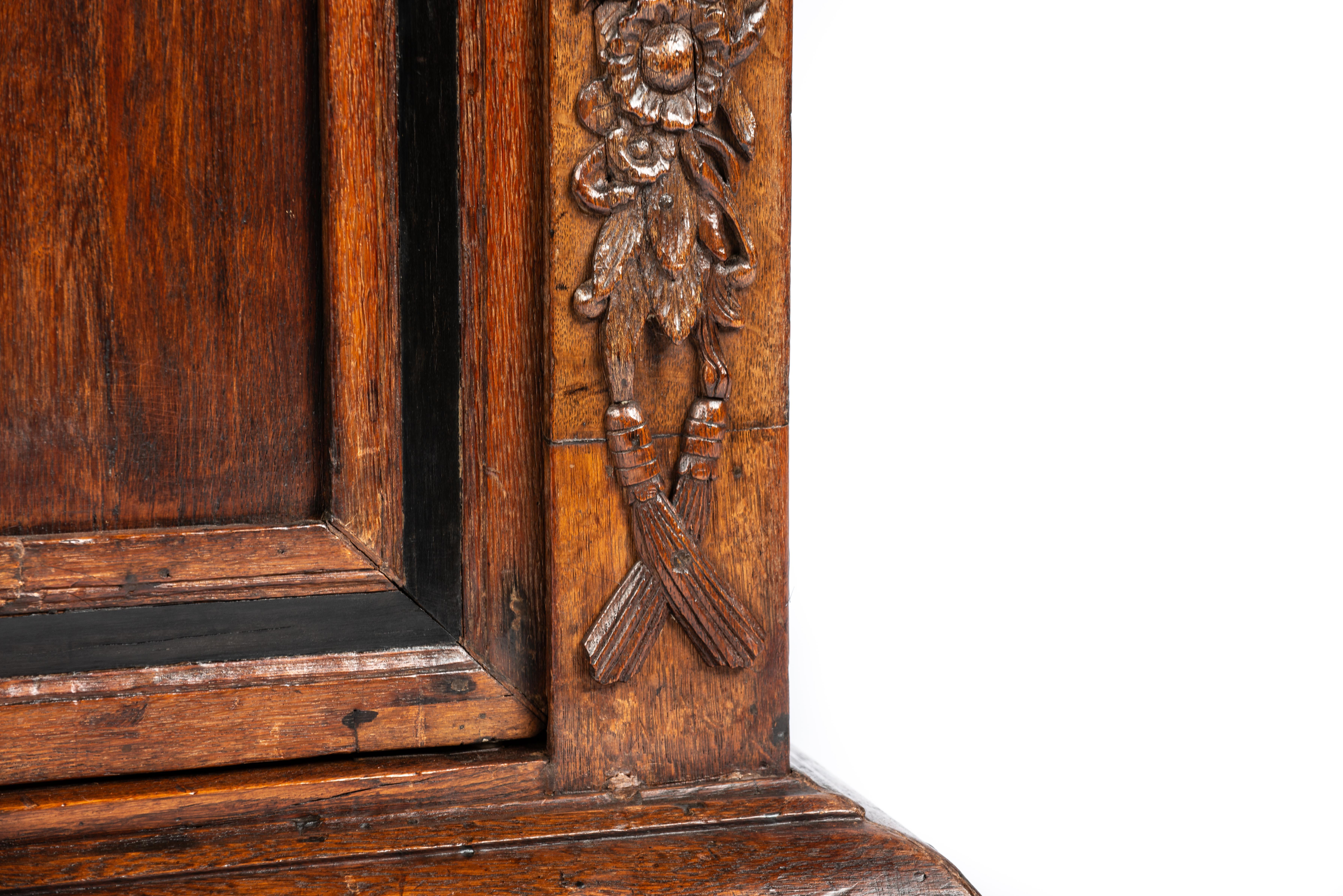 +17e siècle Armoire à portail à deux portes de style renaissance hollandaise avec sculptures exotiques en vente 4