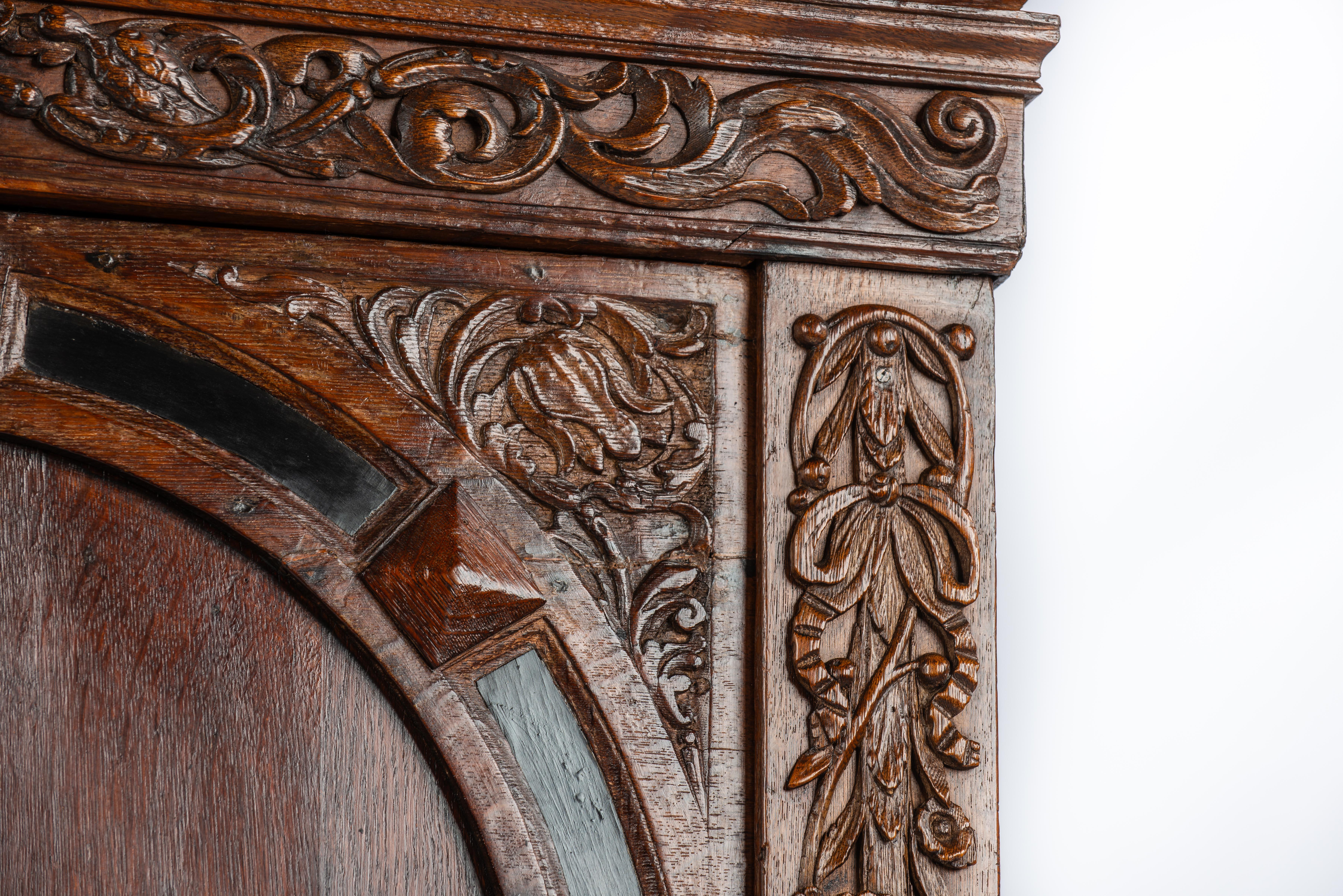 +17e siècle Armoire à portail à deux portes de style renaissance hollandaise avec sculptures exotiques en vente 5