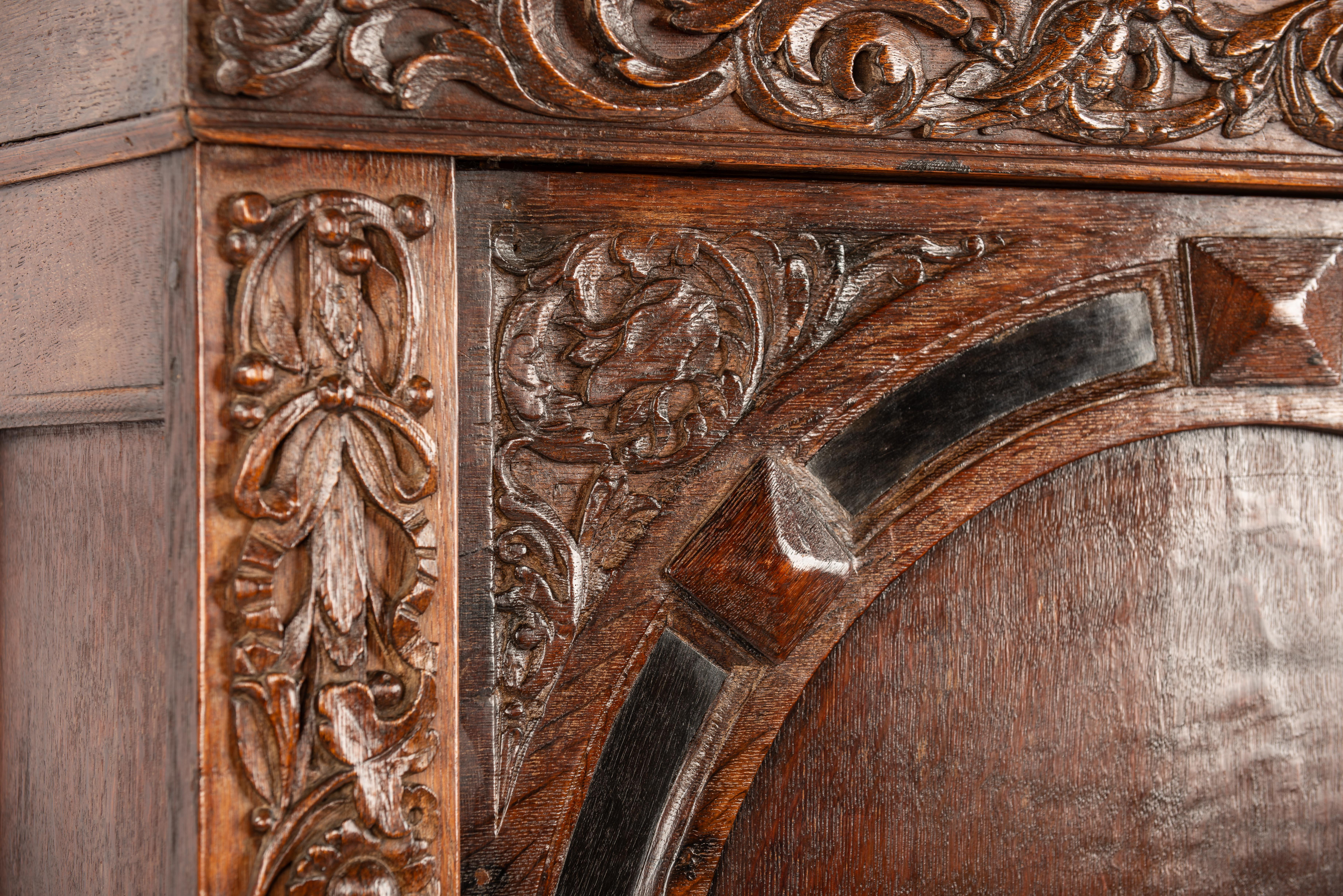 Niederländischer zweitüriger Portalschrank aus der Renaissance des 17. Jahrhunderts mit exotischen Schnitzereien im Angebot 13