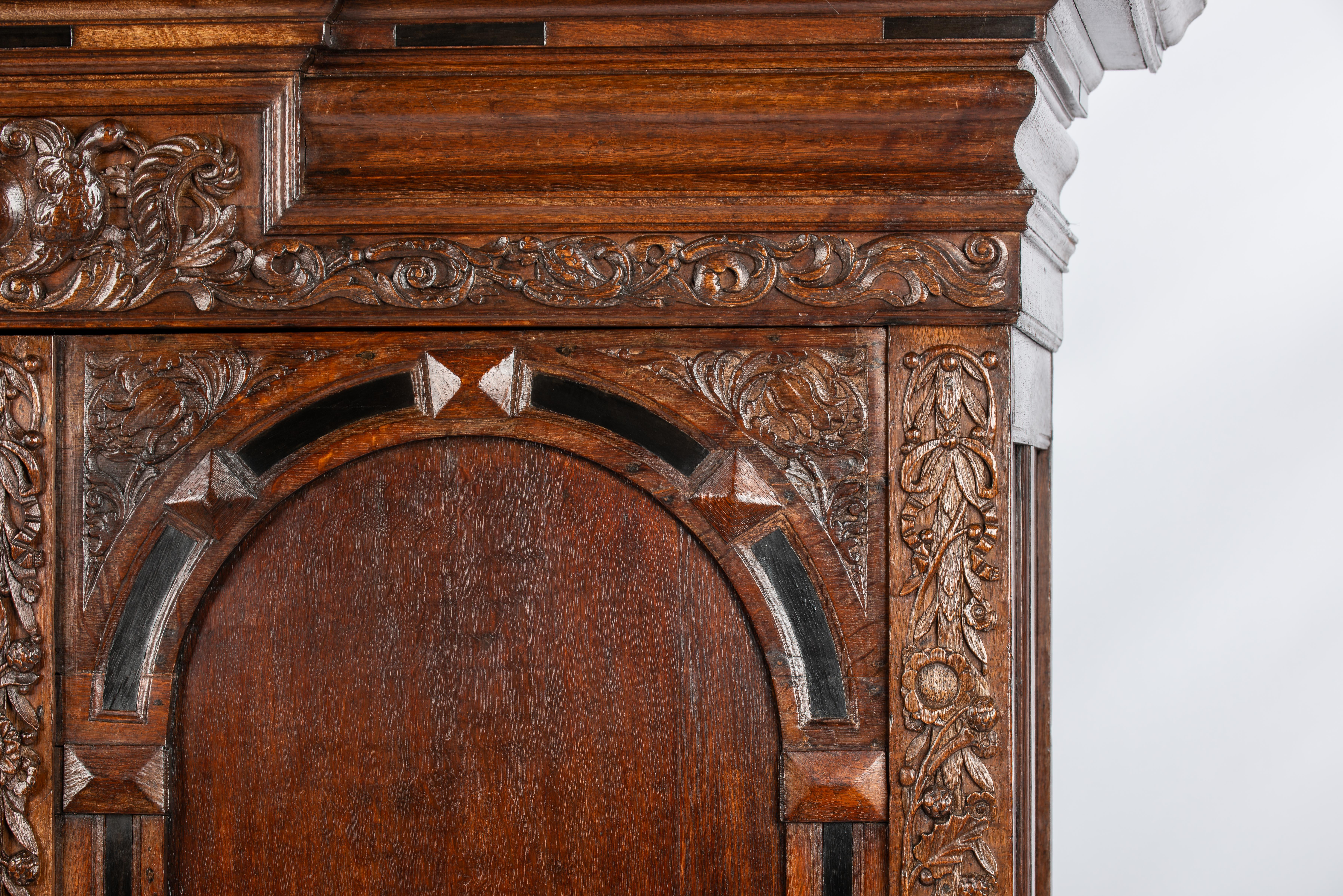 Niederländischer zweitüriger Portalschrank aus der Renaissance des 17. Jahrhunderts mit exotischen Schnitzereien im Angebot 4