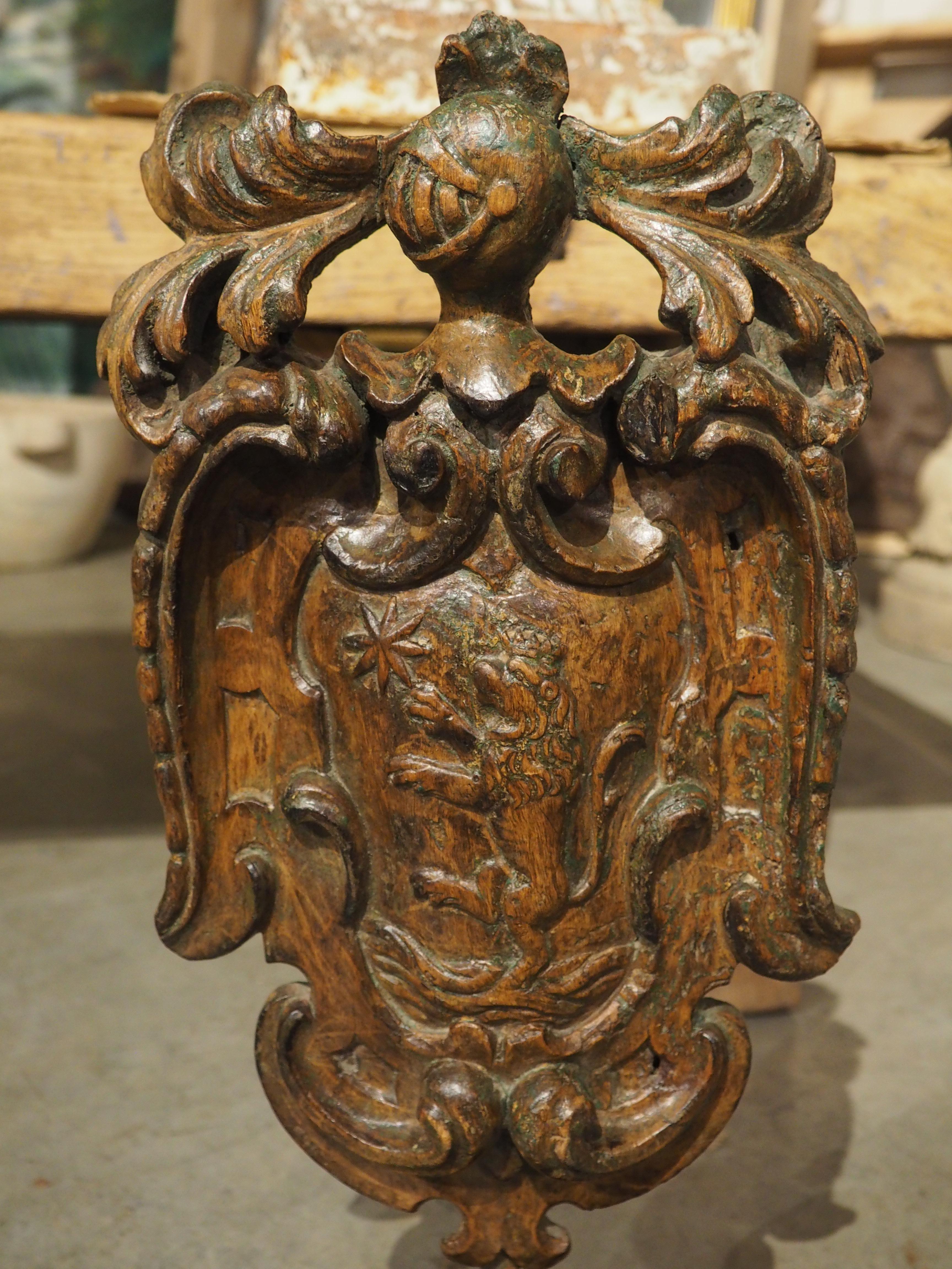 Cartela con escudo de armas de madera holandesa del siglo XVII sobre peana en venta 3