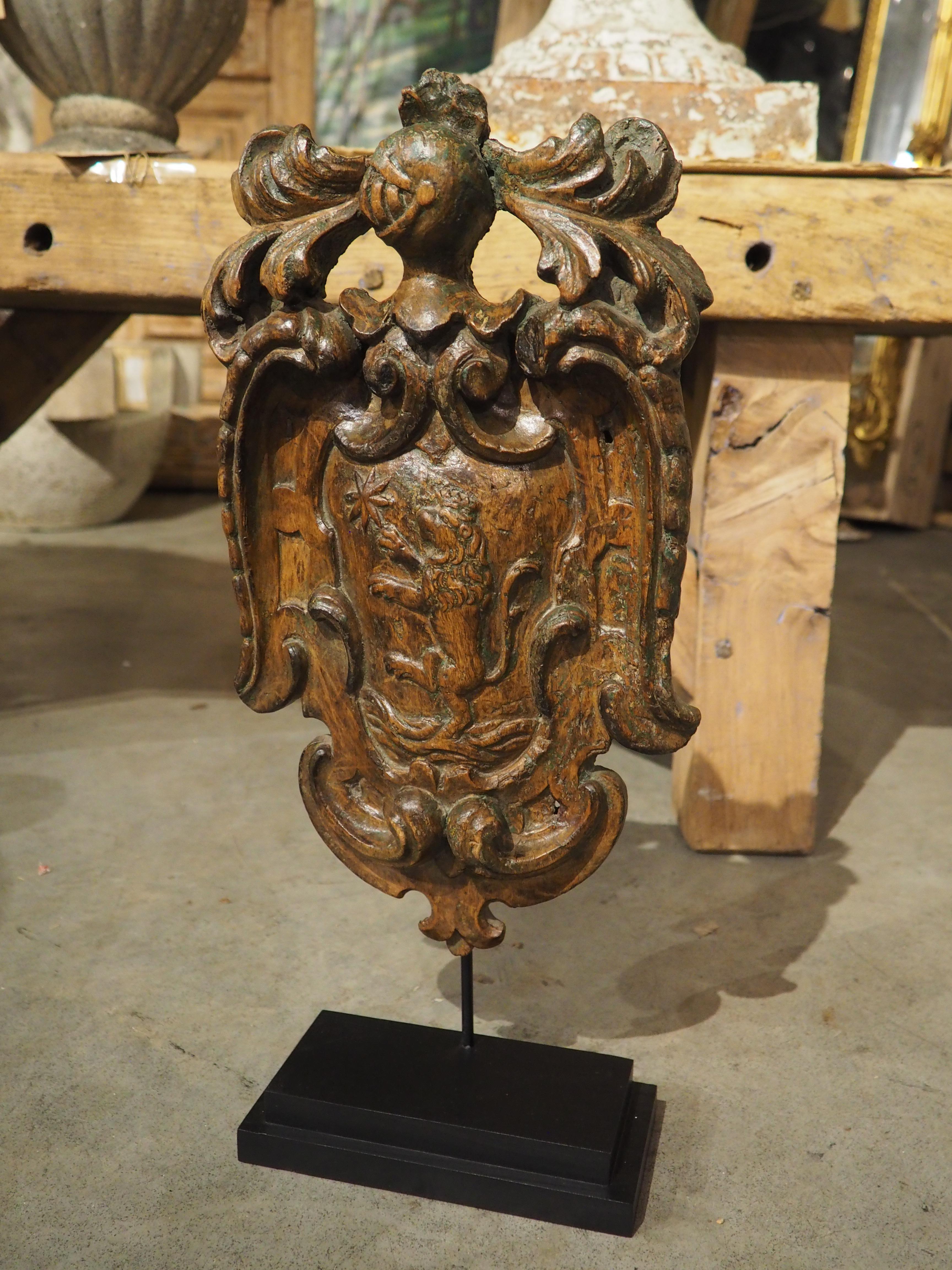 Cartela con escudo de armas de madera holandesa del siglo XVII sobre peana en venta 4
