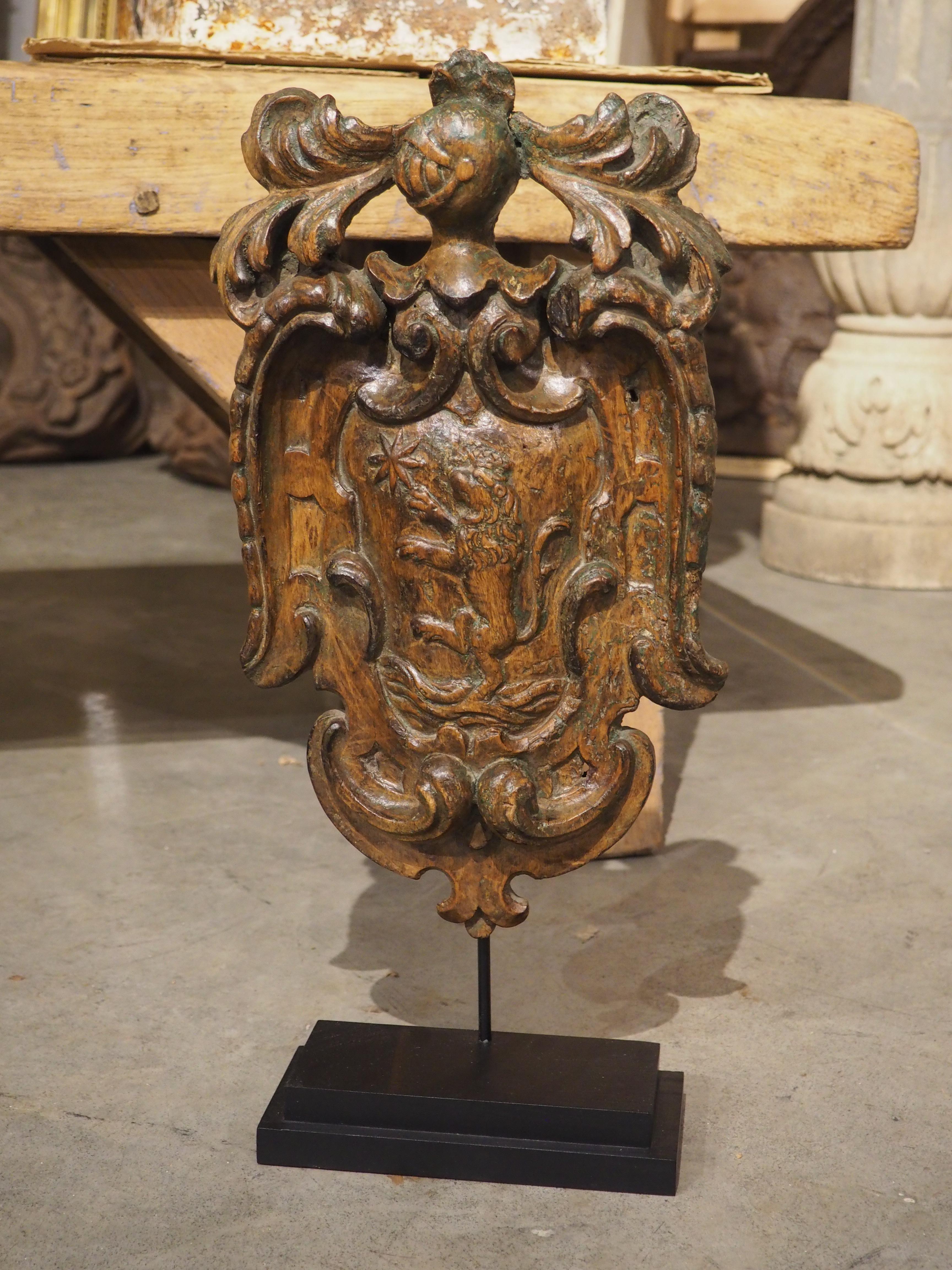 Cartela con escudo de armas de madera holandesa del siglo XVII sobre peana en venta 6