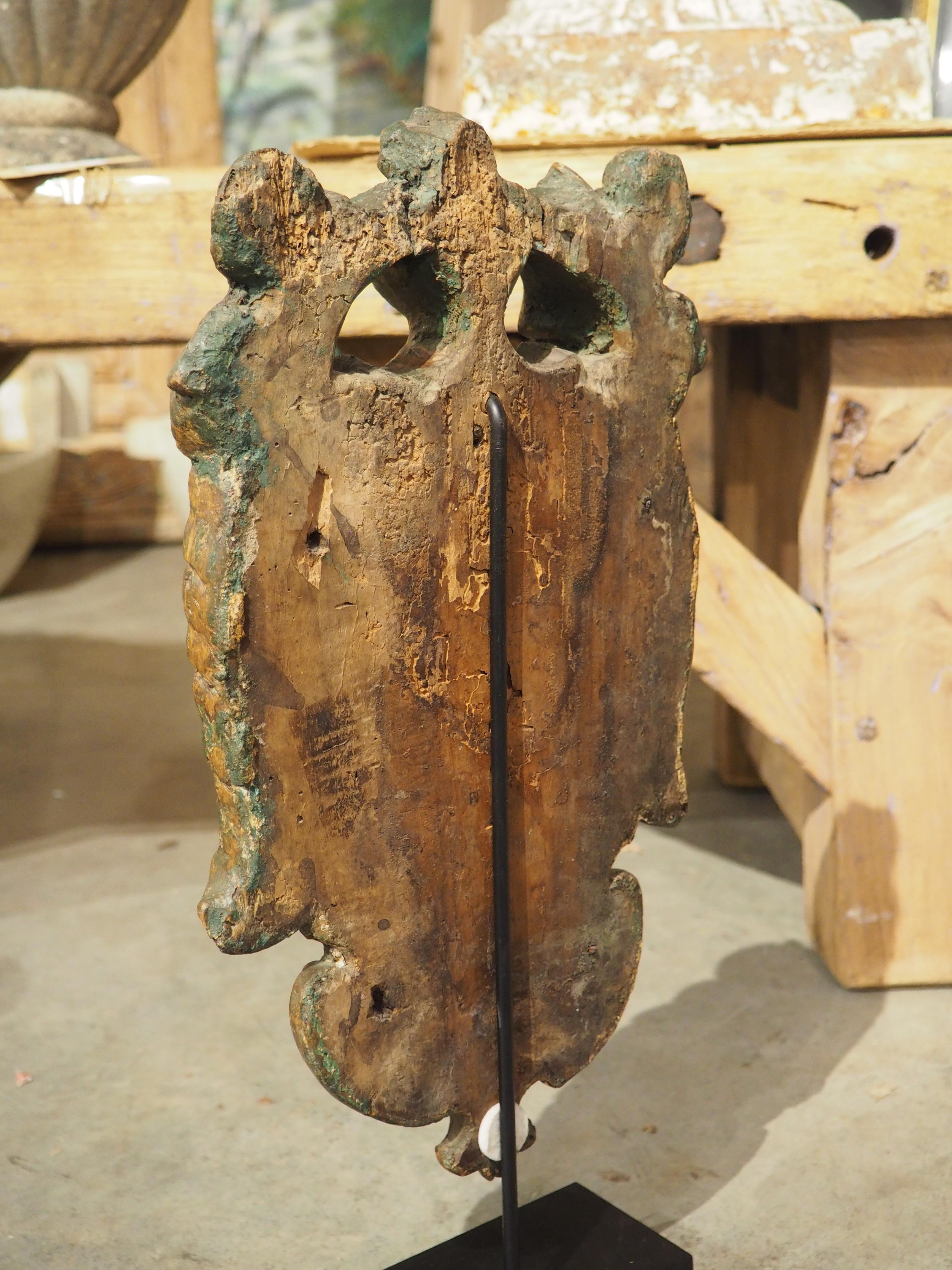 Tallado a mano en la década de 1600, este cartucho de escudo de armas de madera representa un blasón ornamentado sobre una consola perfilada con varios cargos. El cartucho es holandés, muy anterior a la formación de los actuales Países Bajos.

Un