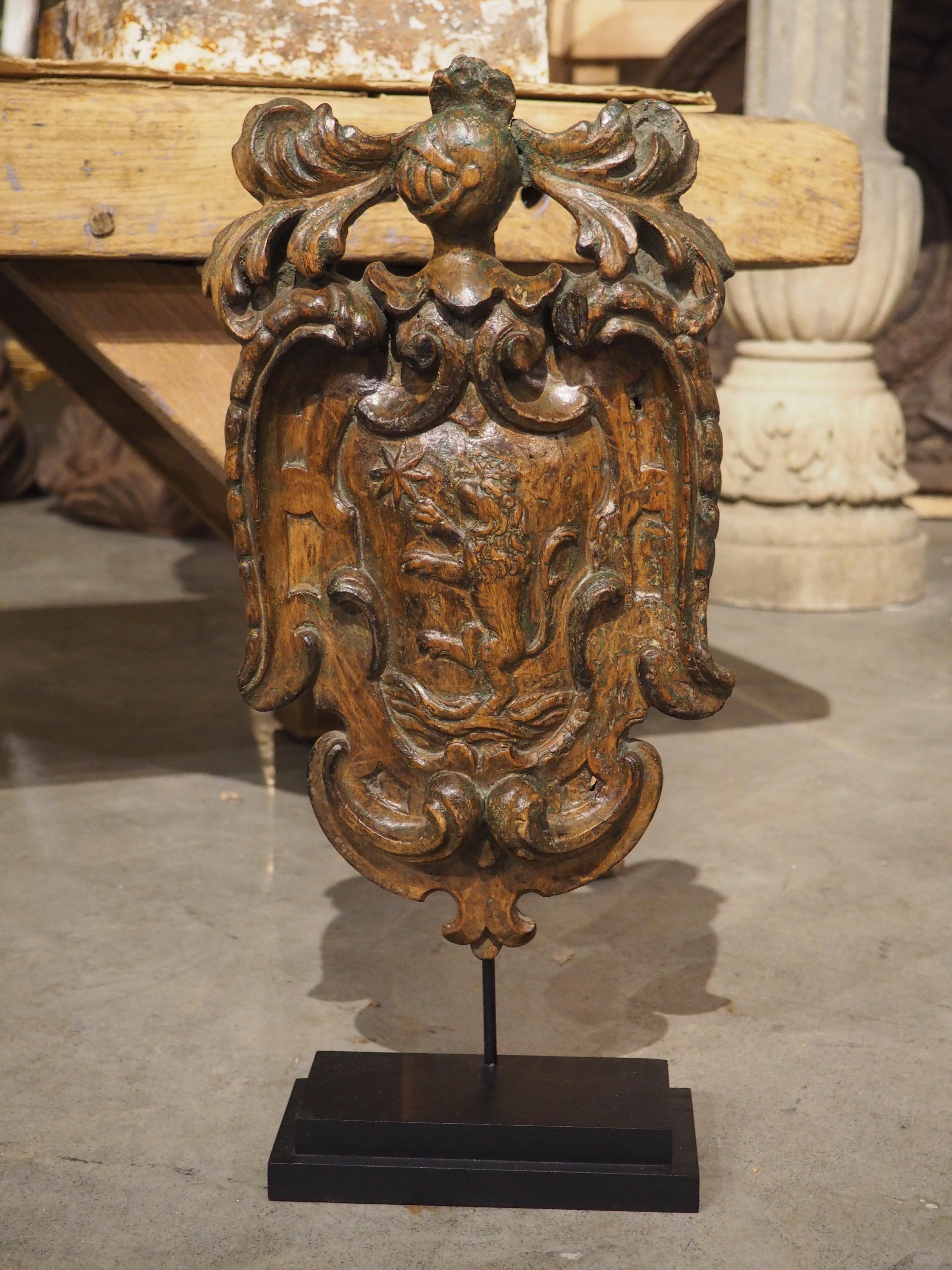 Cartela con escudo de armas de madera holandesa del siglo XVII sobre peana Holandés en venta