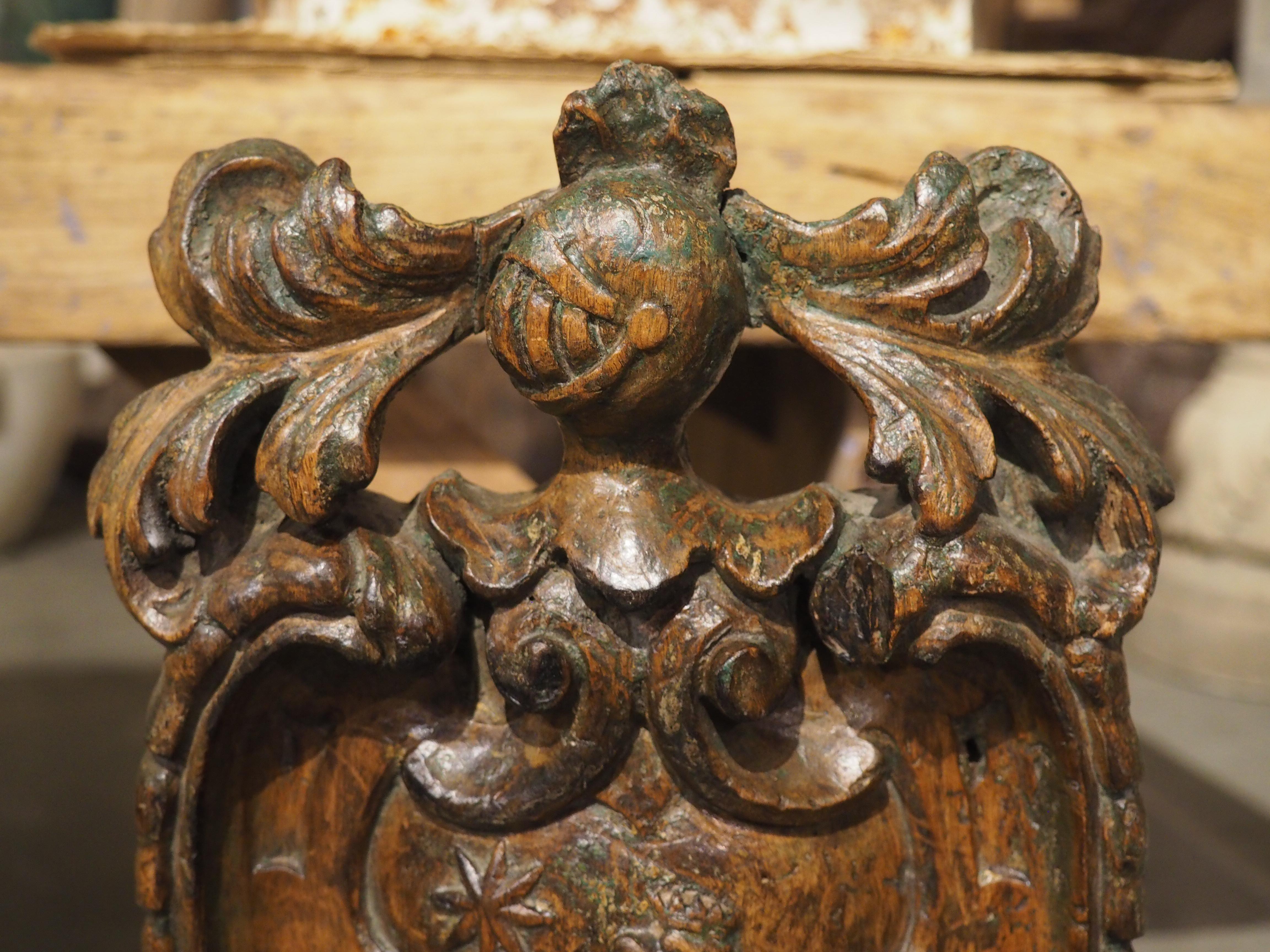 Cartela con escudo de armas de madera holandesa del siglo XVII sobre peana Tallado a mano en venta