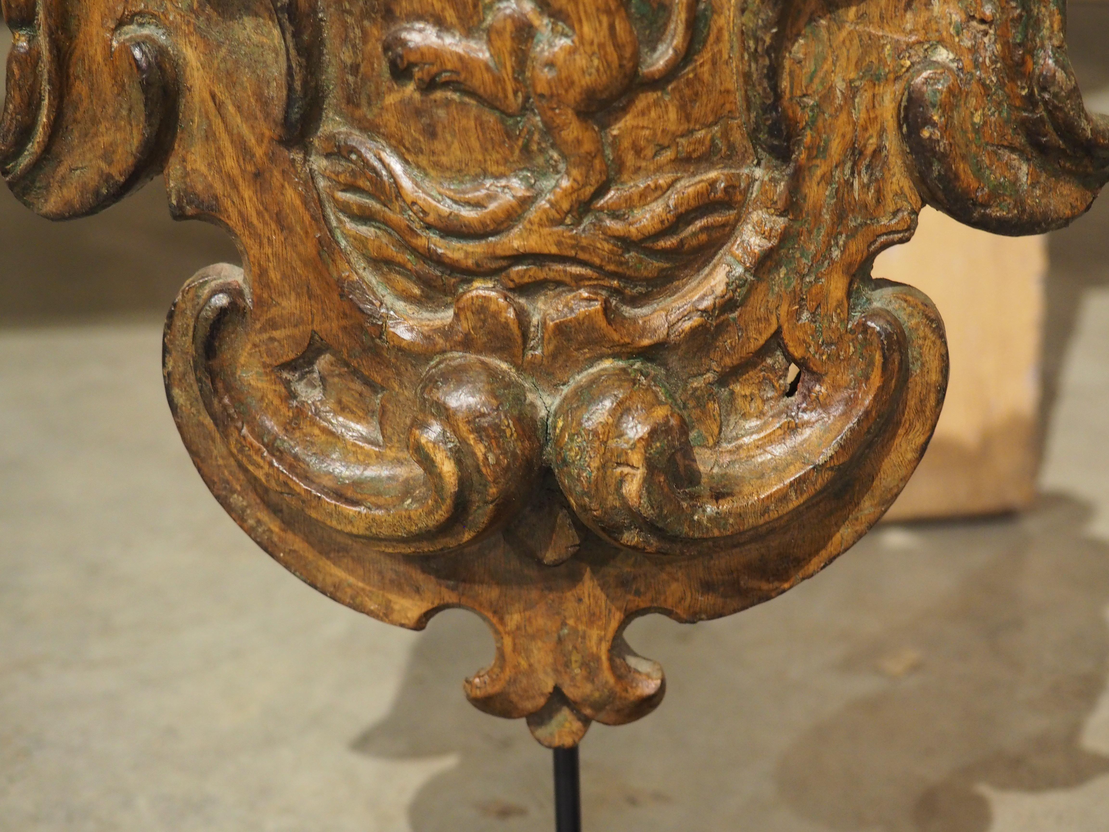 Cartela con escudo de armas de madera holandesa del siglo XVII sobre peana siglo XVIII y antes en venta