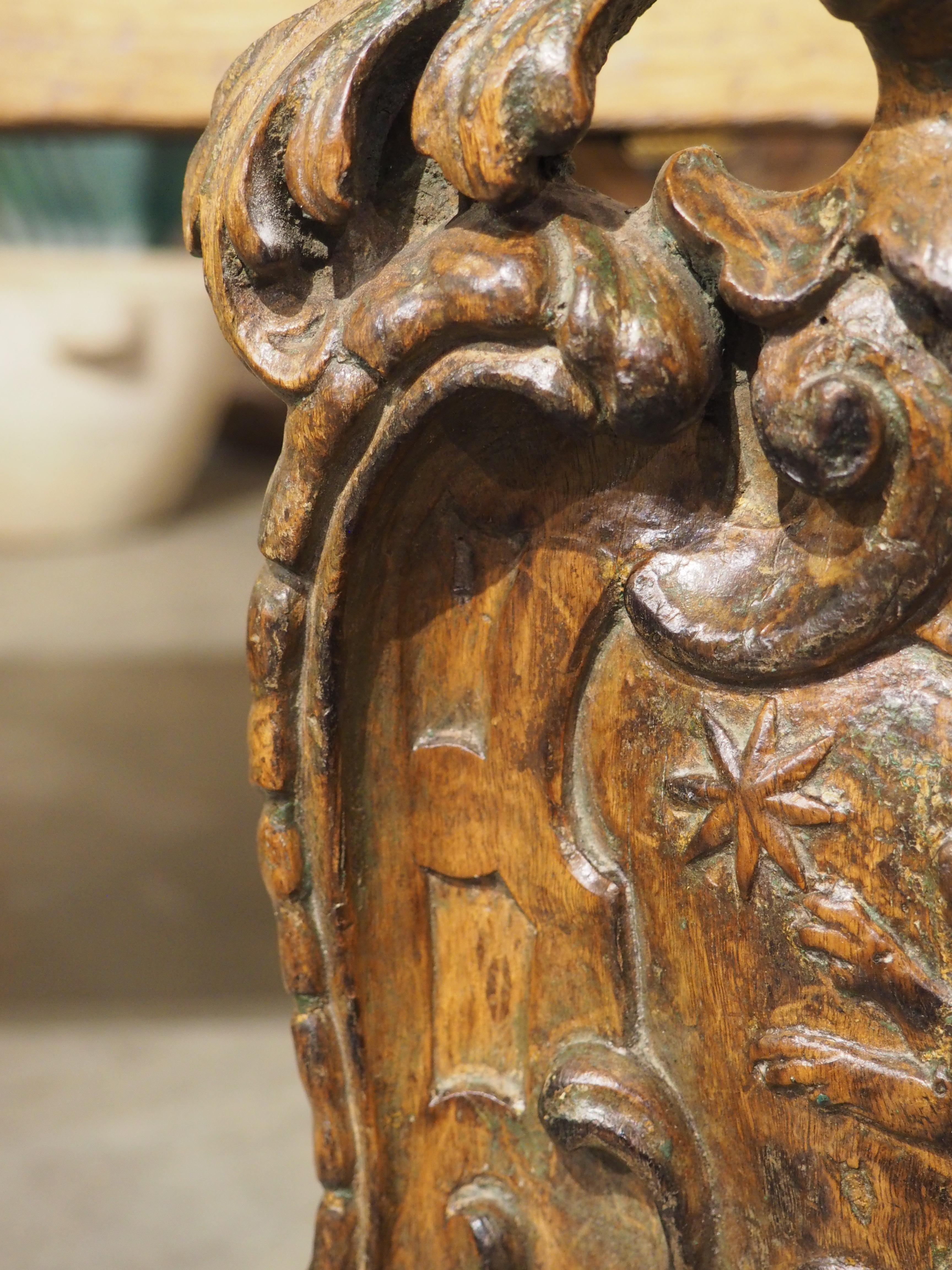 Cartela con escudo de armas de madera holandesa del siglo XVII sobre peana Madera en venta