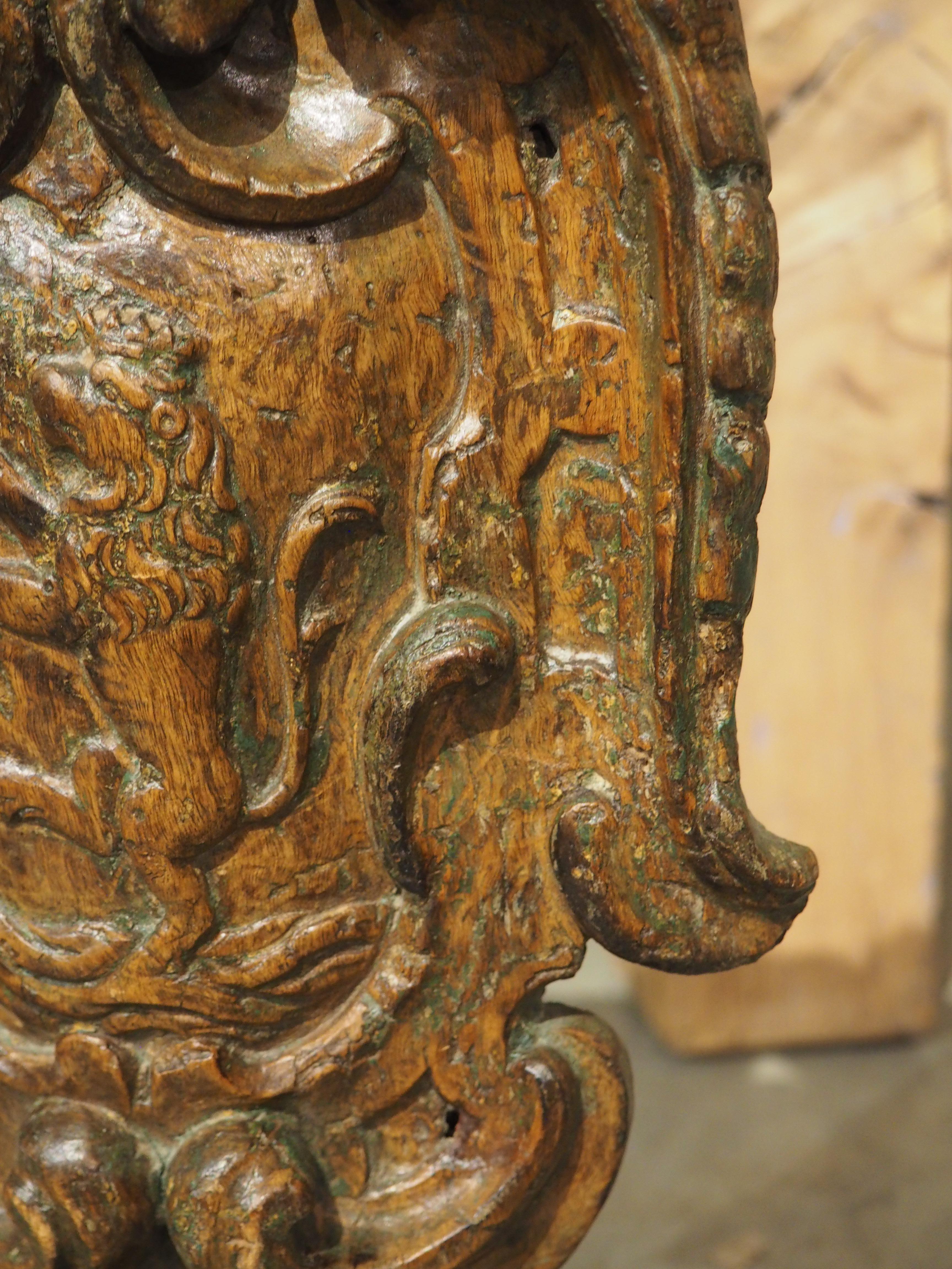 Cartela con escudo de armas de madera holandesa del siglo XVII sobre peana en venta 1